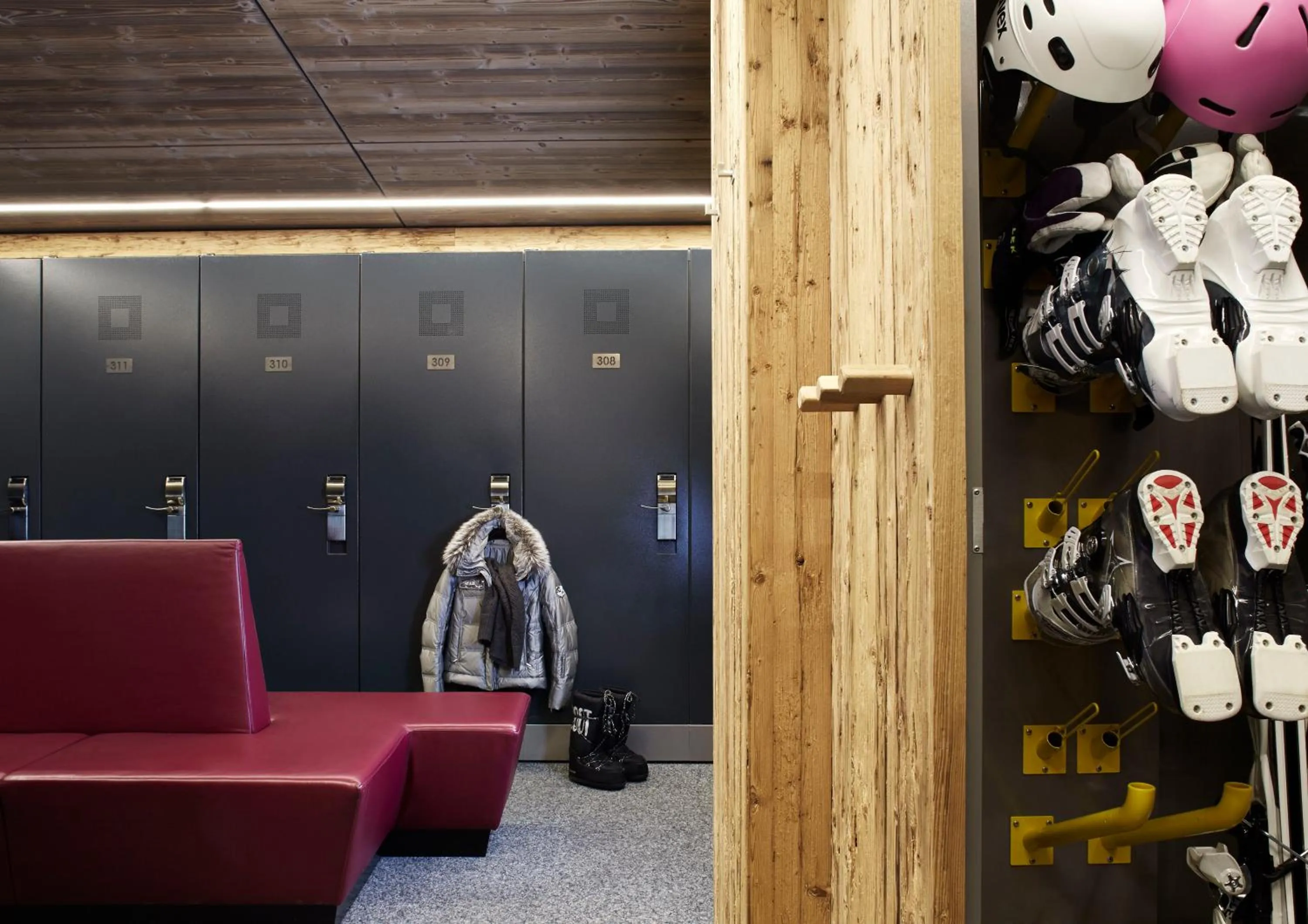 Skiing in Hotel Tirol