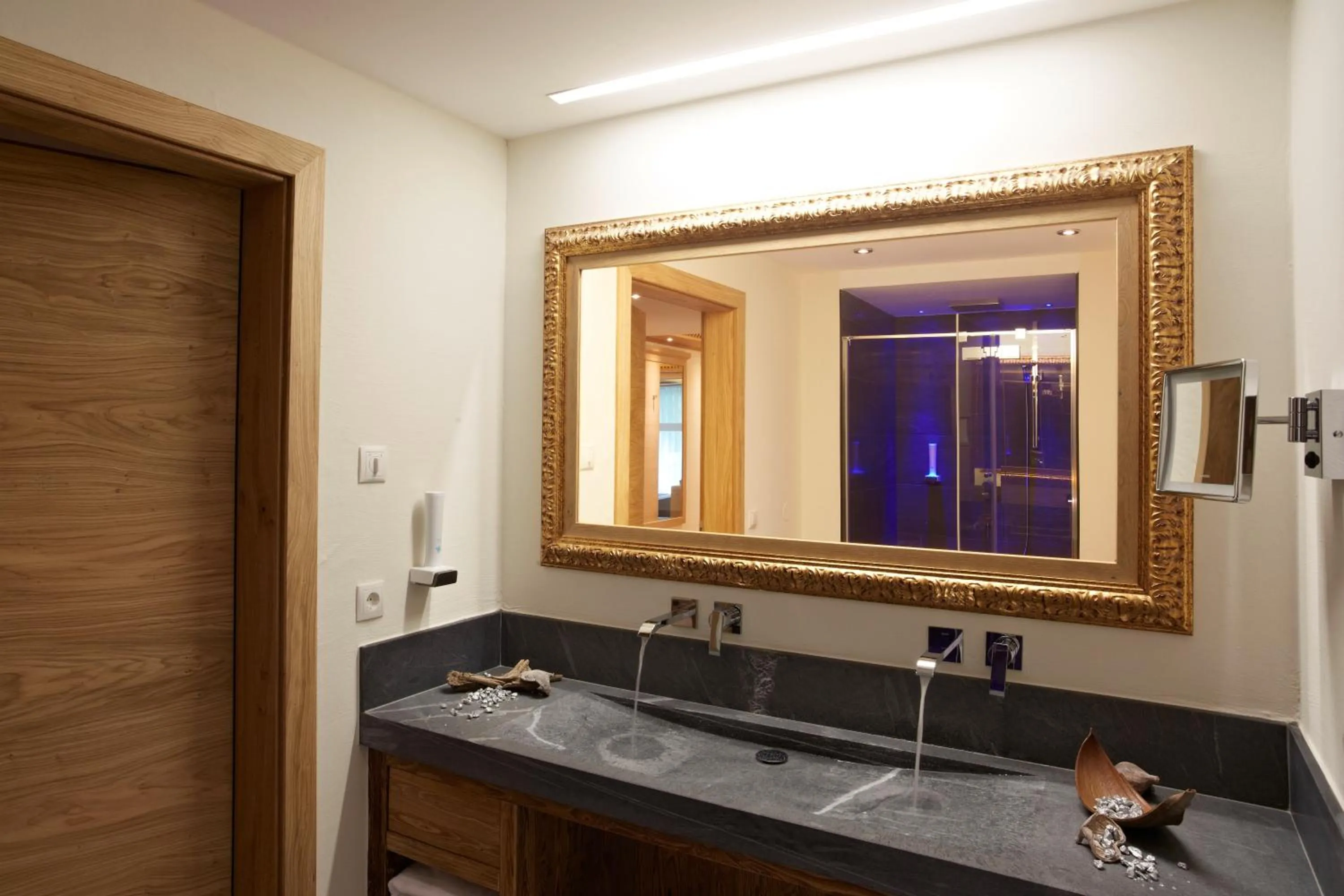 Bathroom in Hotel Tirol