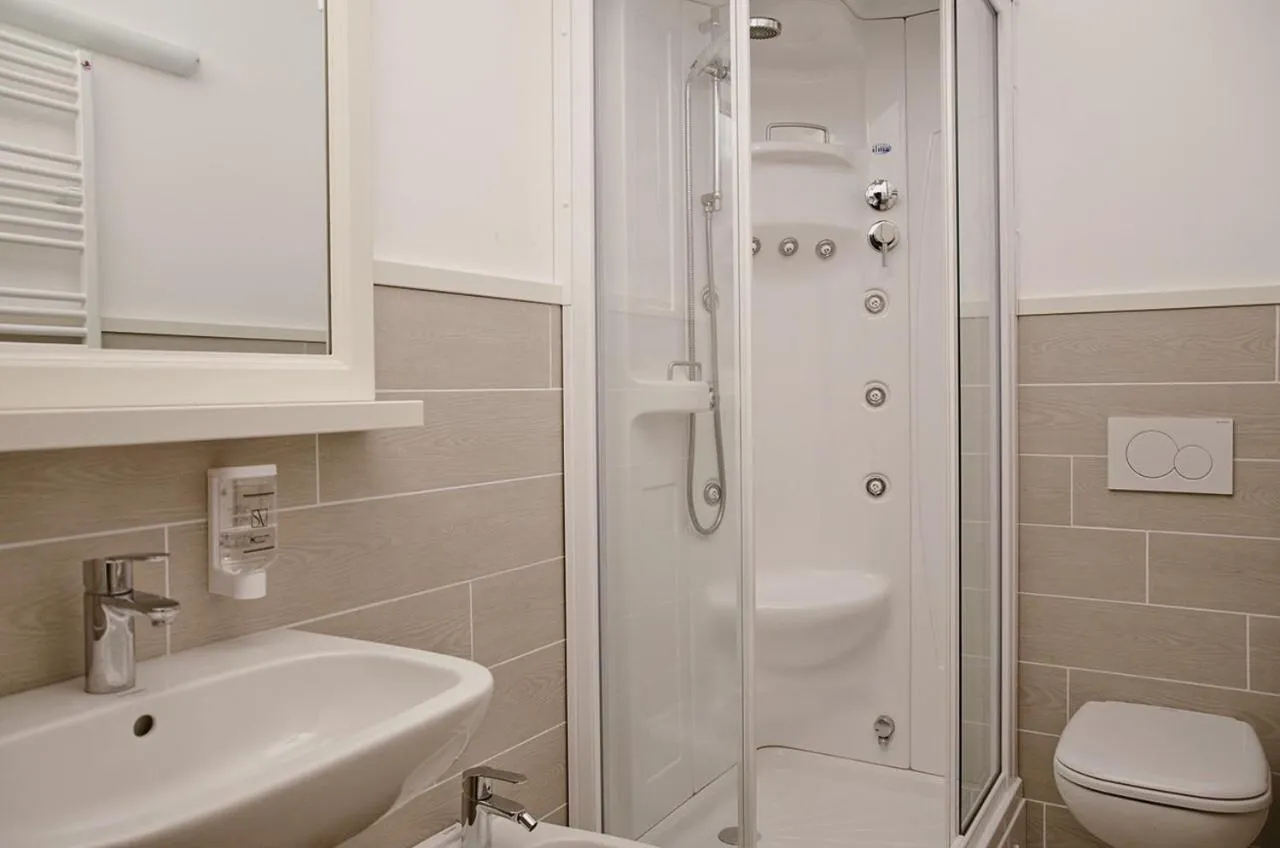 Shower in Hotel Kube