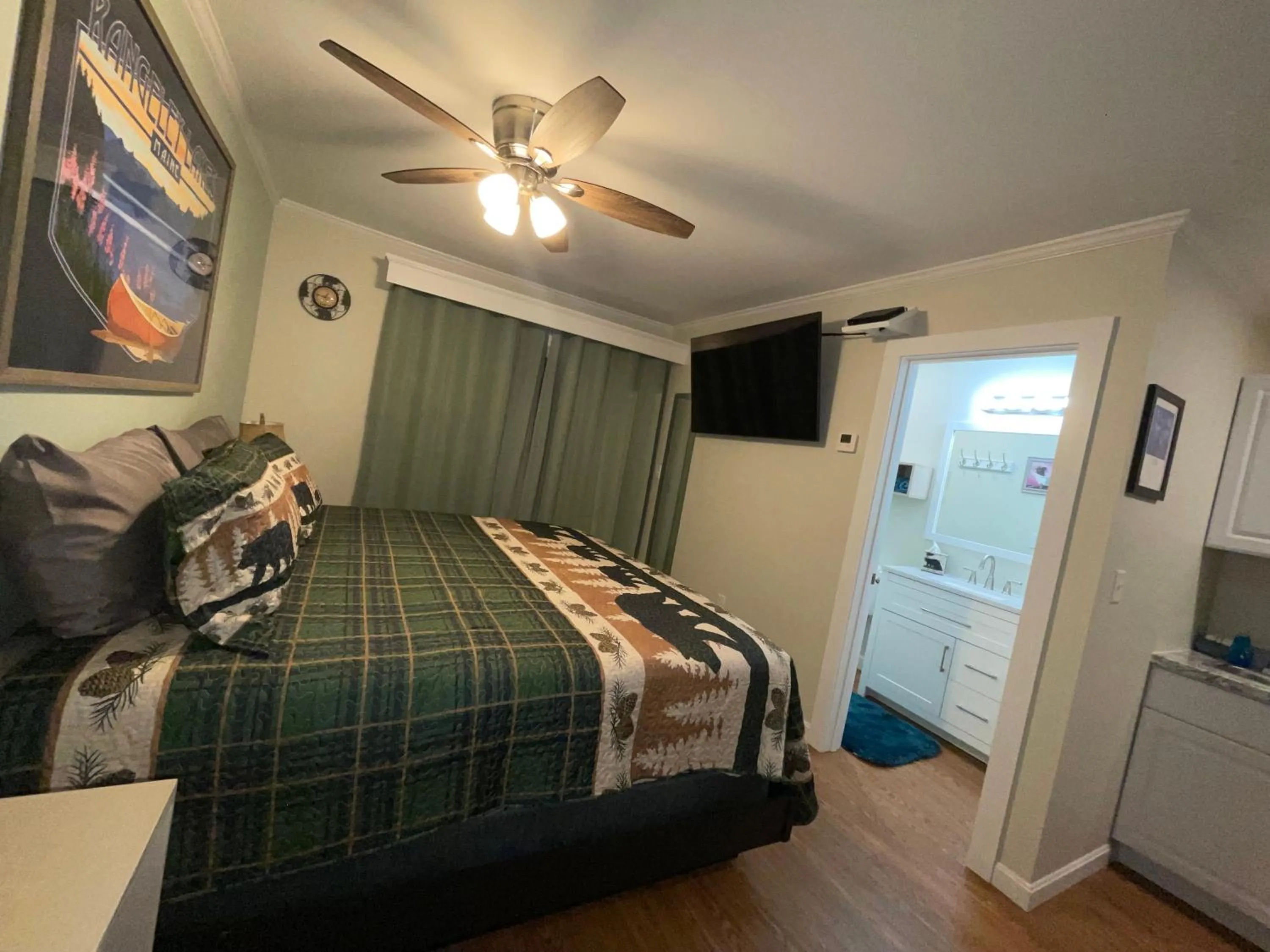 Bed in Rangeley Town & Lake