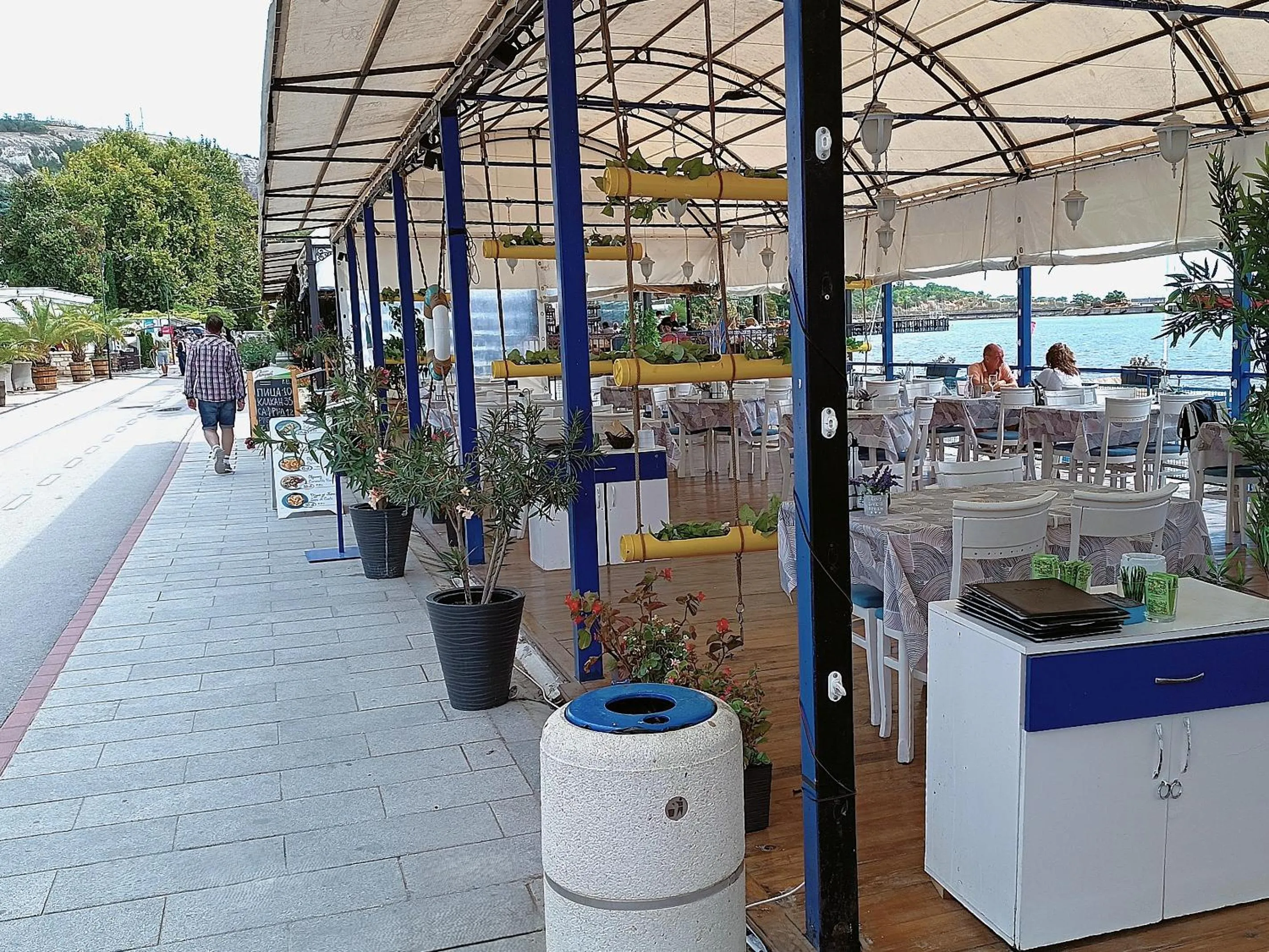 Restaurant/places to eat in Lotos Hotel