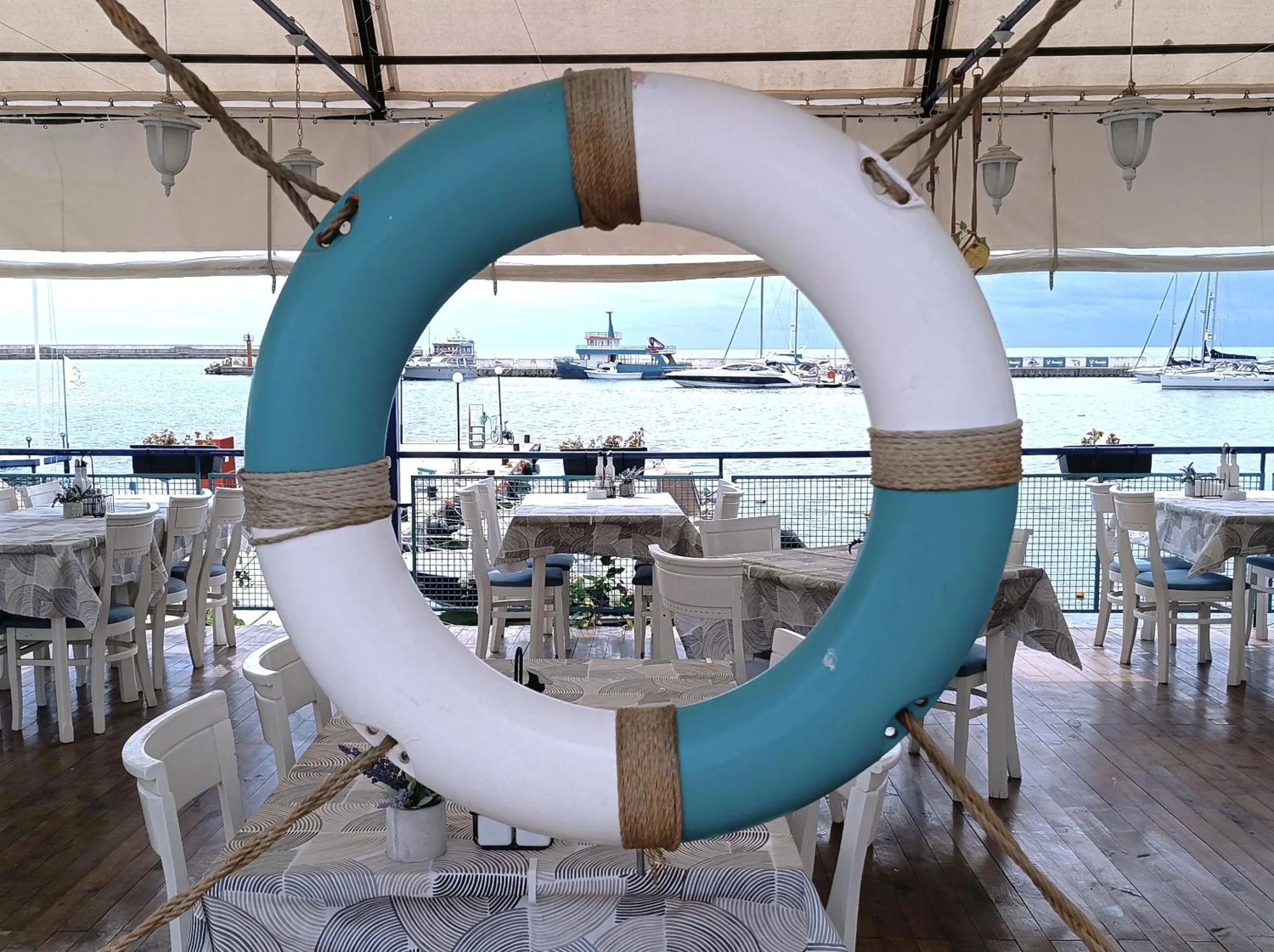 Restaurant/places to eat in Lotos Hotel