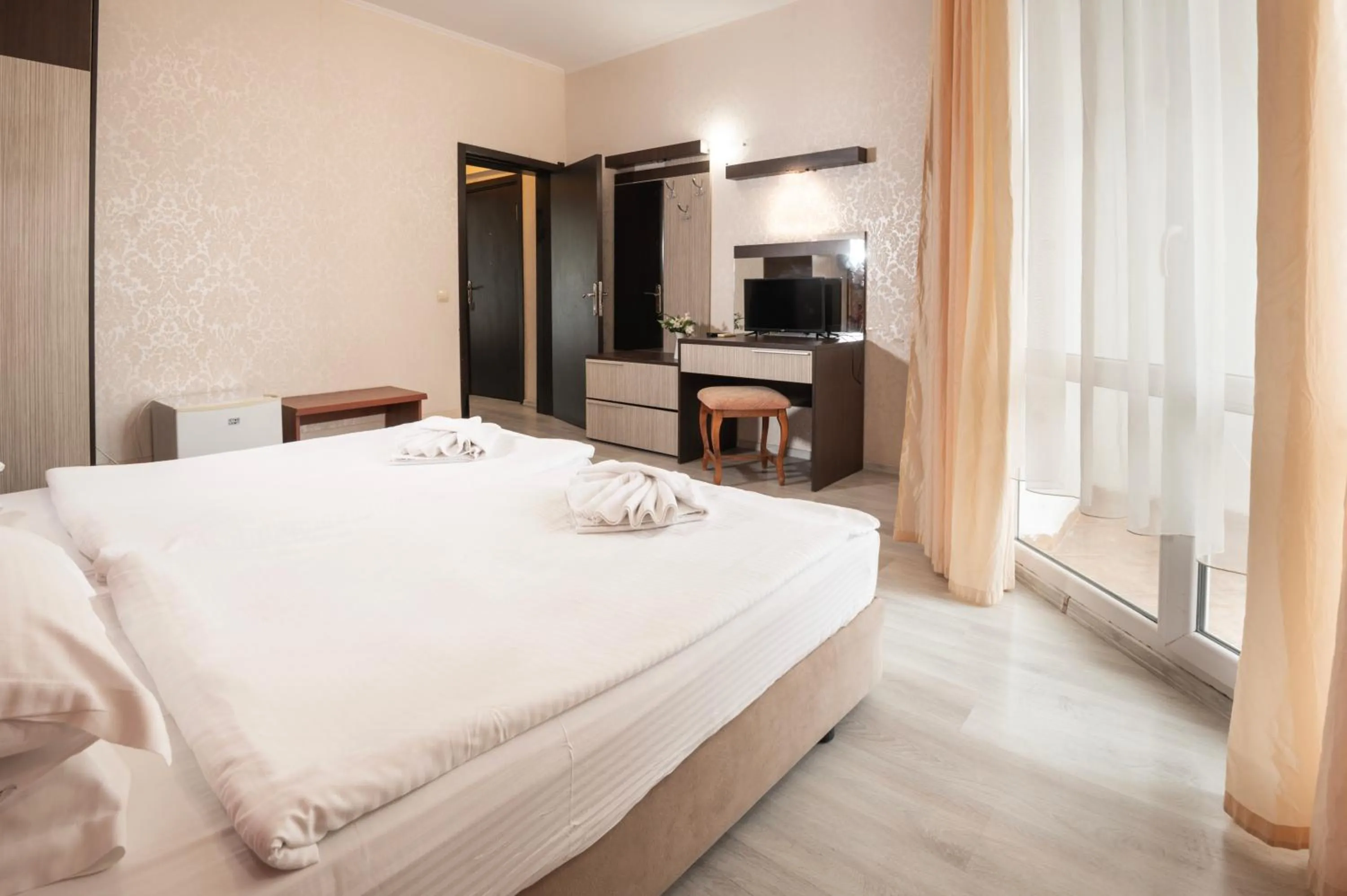 Communal lounge/ TV room, Bed in Lotos Hotel