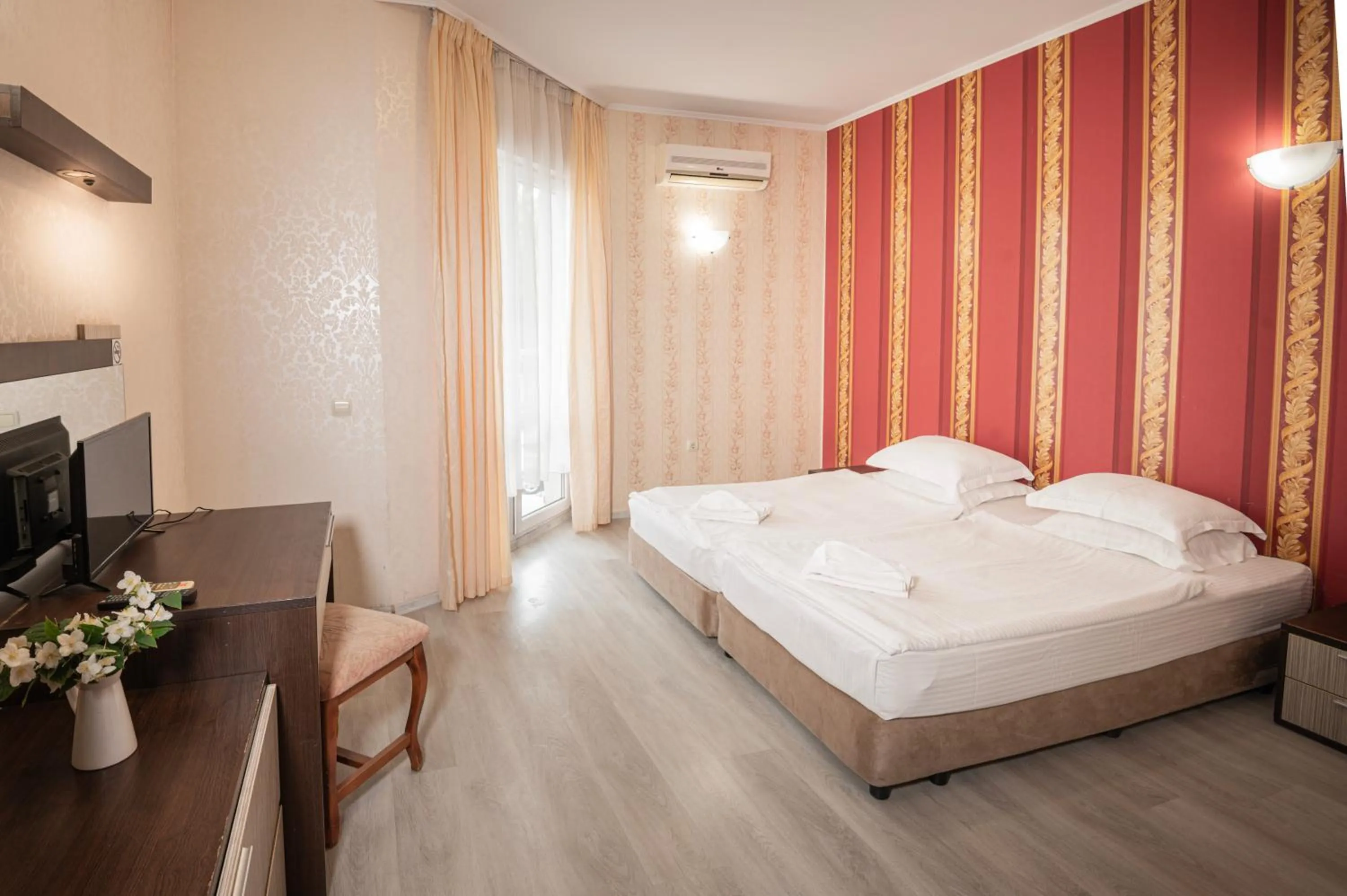 Communal lounge/ TV room, Bed in Lotos Hotel