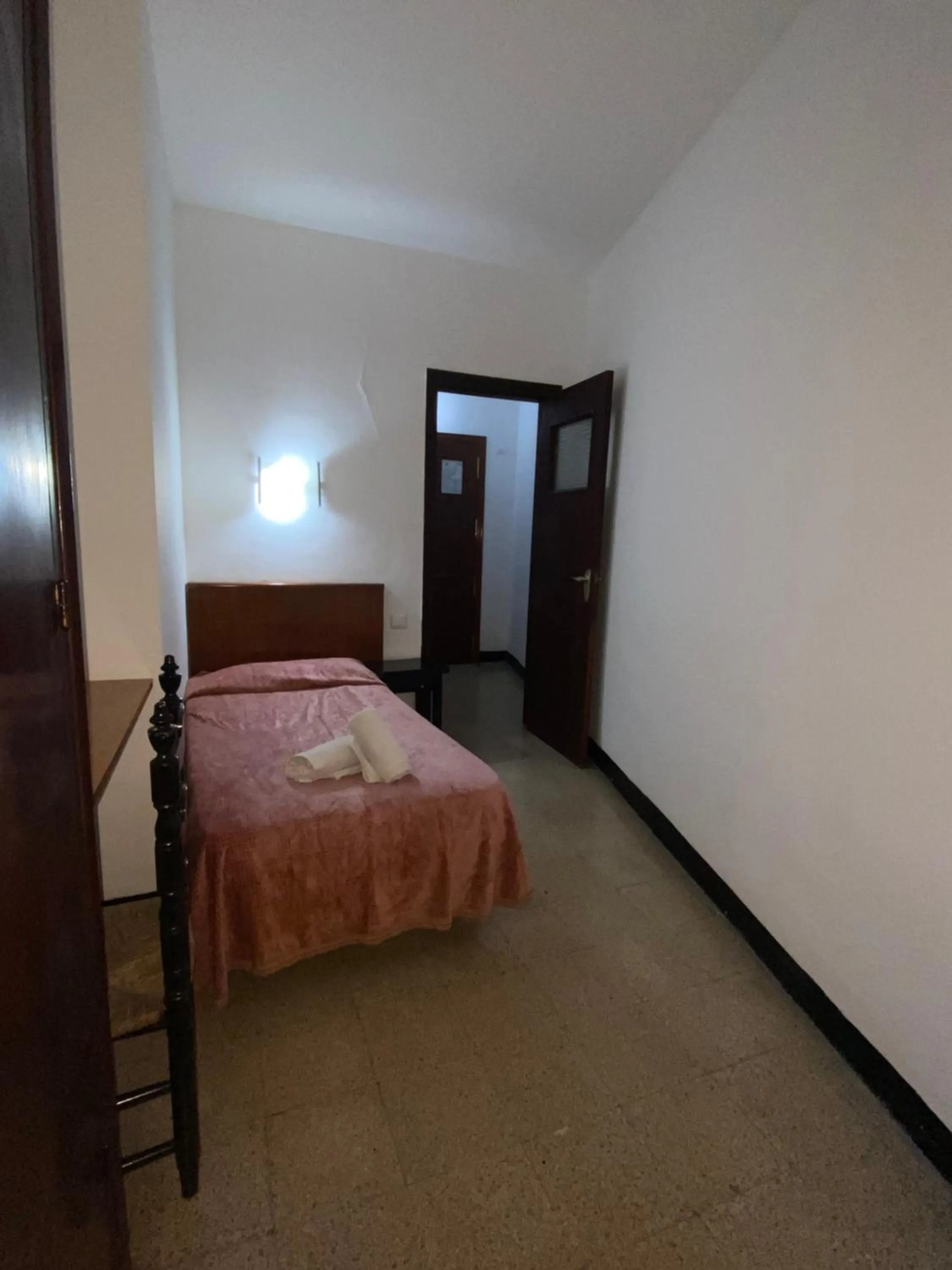 Photo of the whole room, Bed in Clipper Affiliated by FERGUS "Youth Recommended"