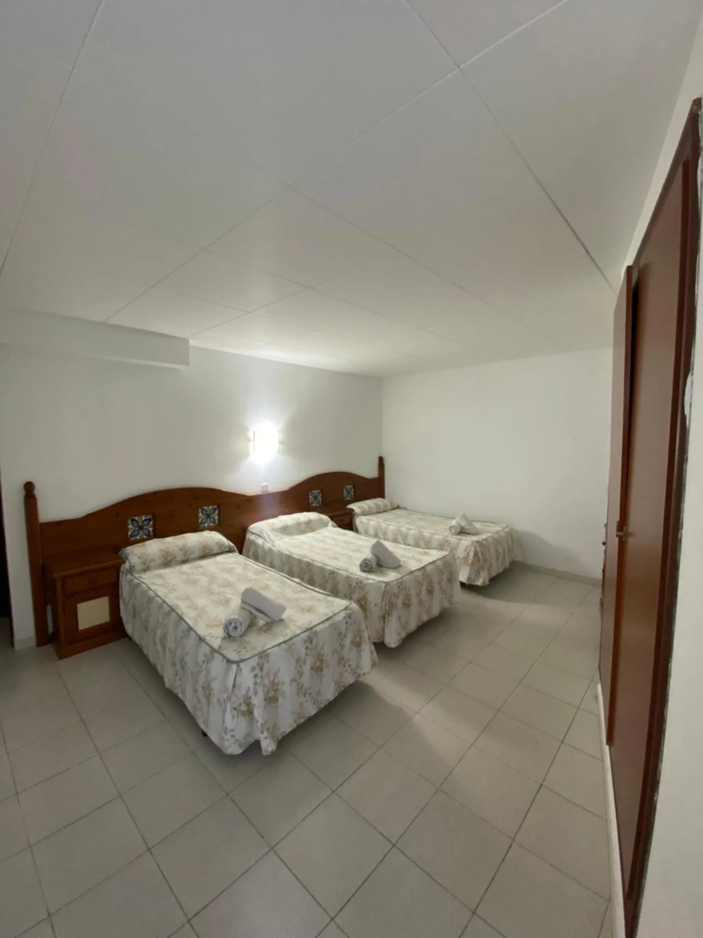 Photo of the whole room, Bed in Clipper Affiliated by FERGUS "Youth Recommended"