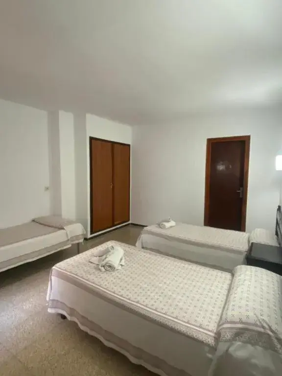 Triple Room with Pool View in Clipper Affiliated by FERGUS "Youth Recommended" Triple Room with Pool View in Clipper Affiliated by FERGUS "Youth Recommended"