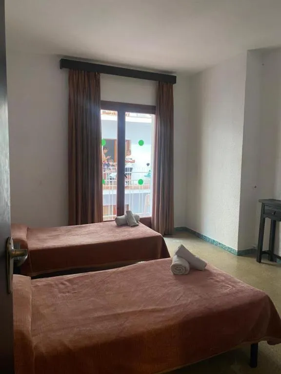 Photo of the whole room, Bed in Clipper Affiliated by FERGUS "Youth Recommended"