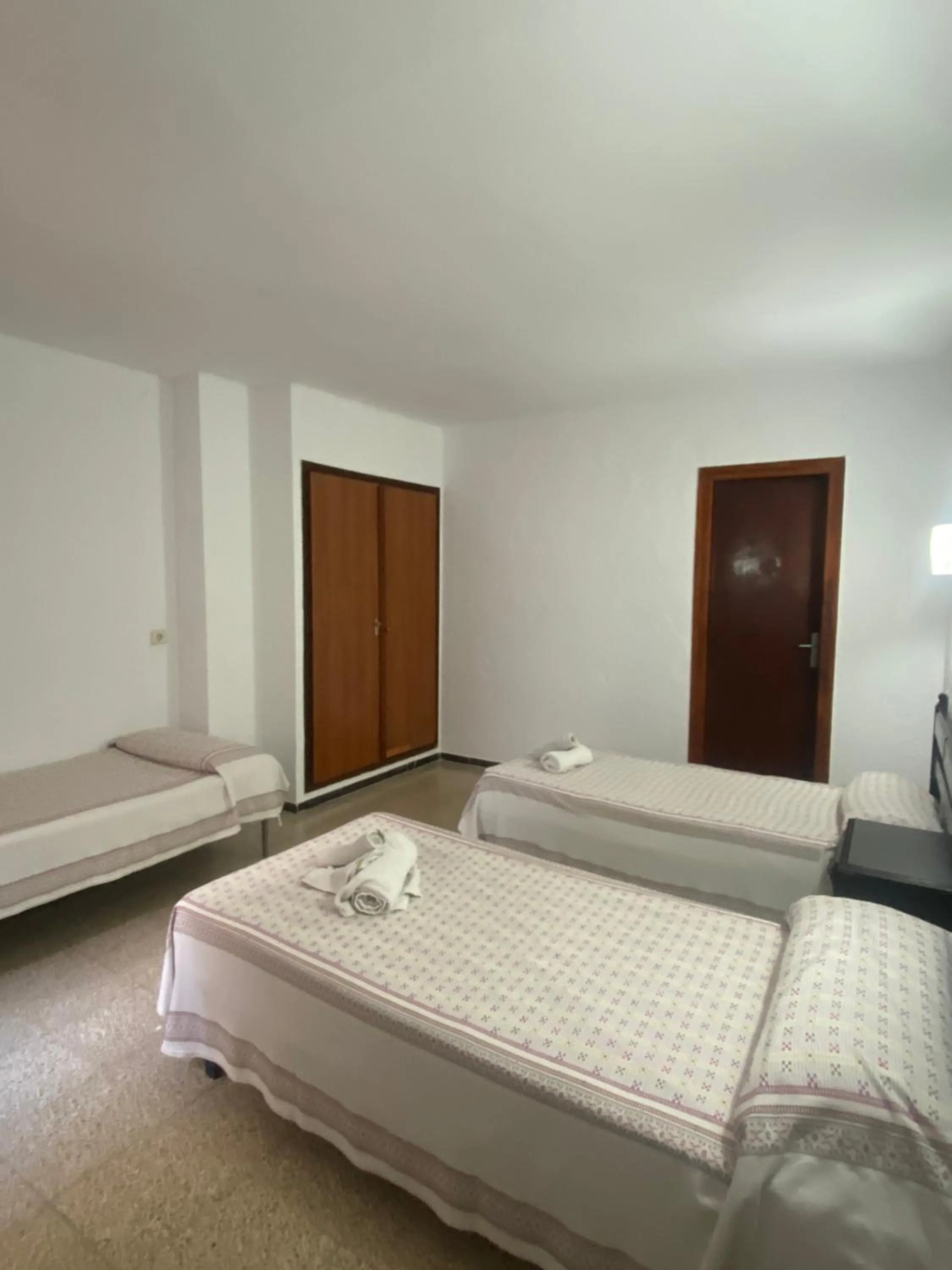 Photo of the whole room, Bed in Clipper Affiliated by FERGUS "Youth Recommended"