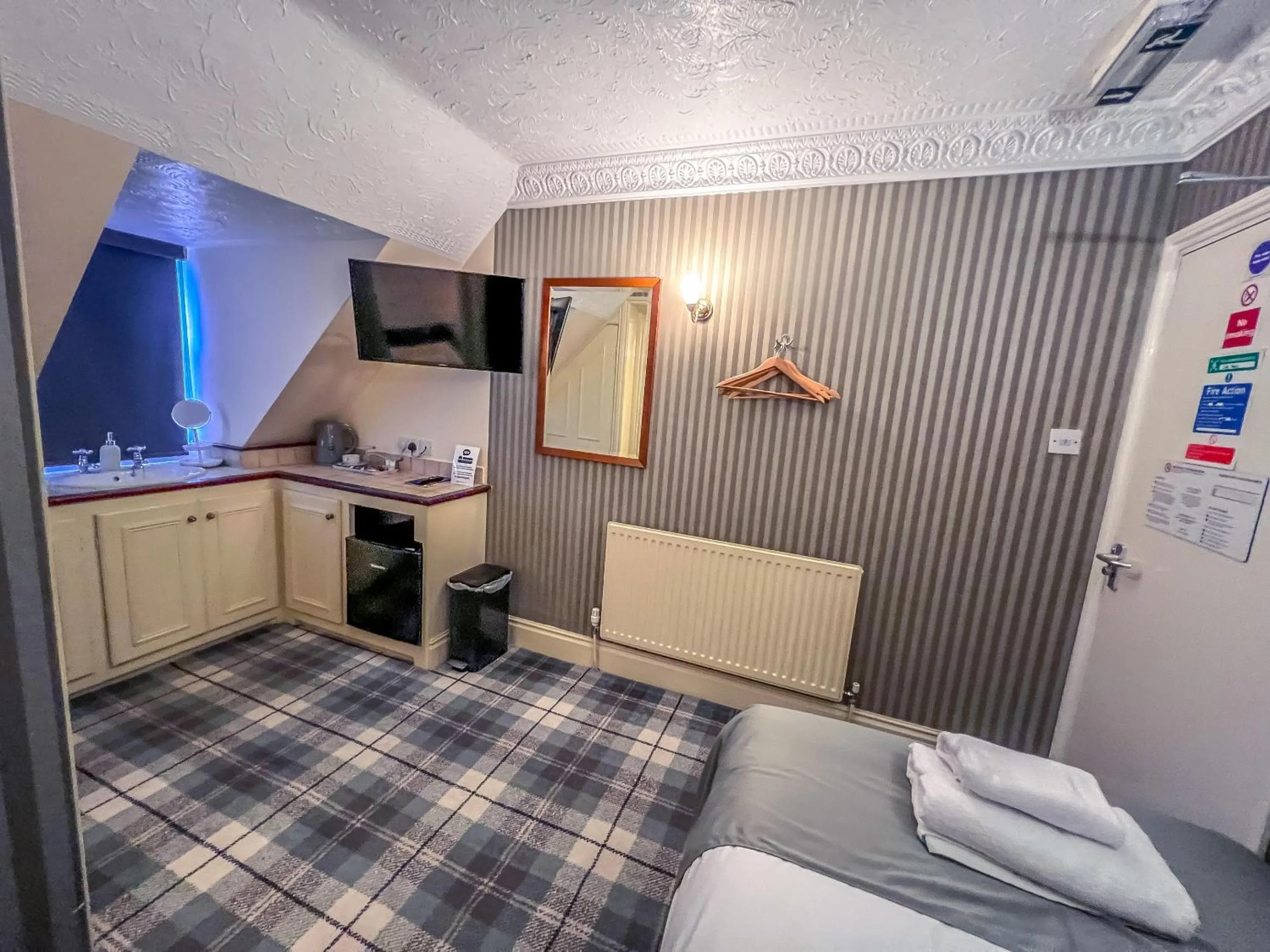 Bedroom, Bed in Quayside Hotel & Bar