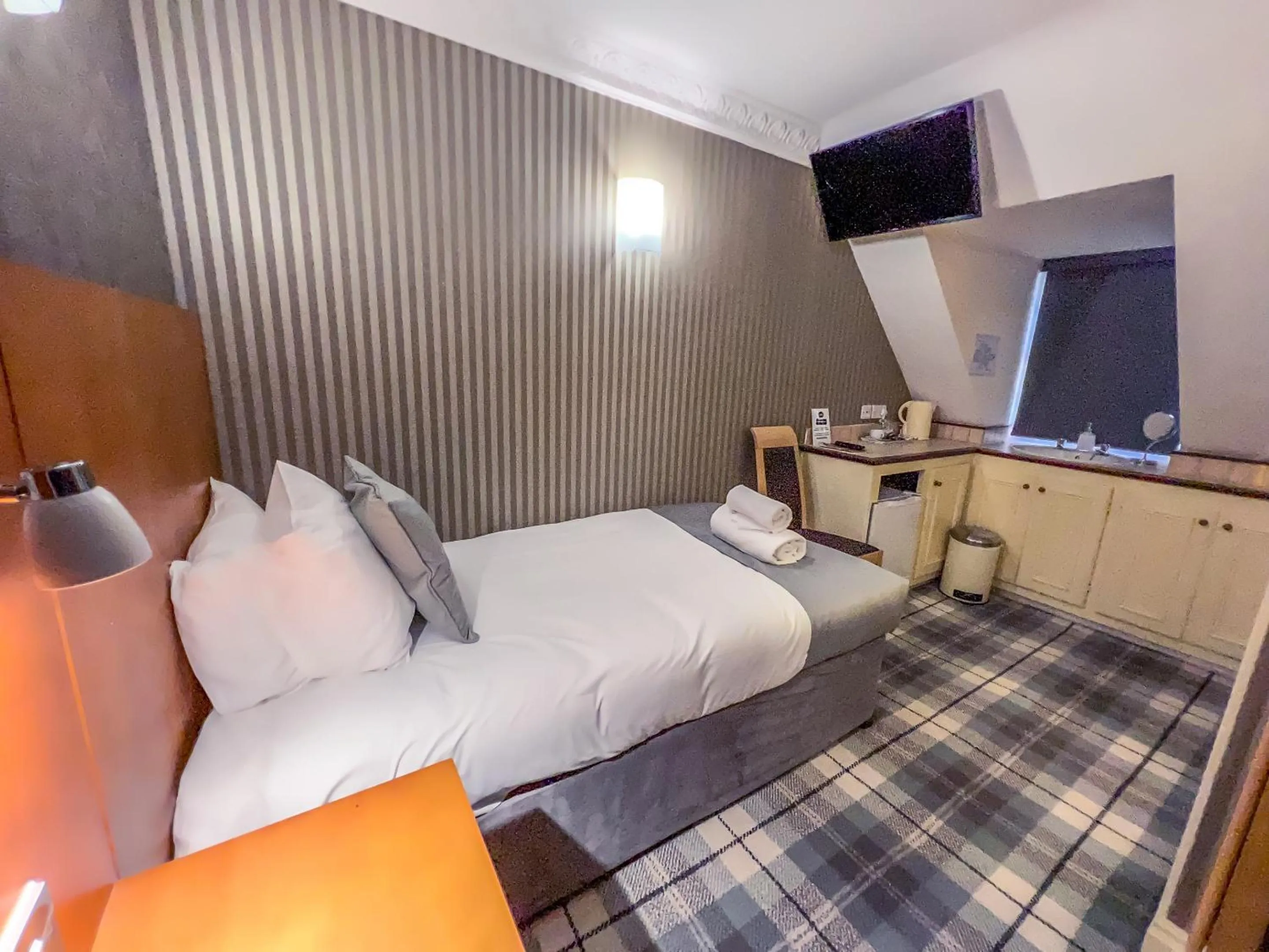 Bedroom, Bed in Quayside Hotel & Bar
