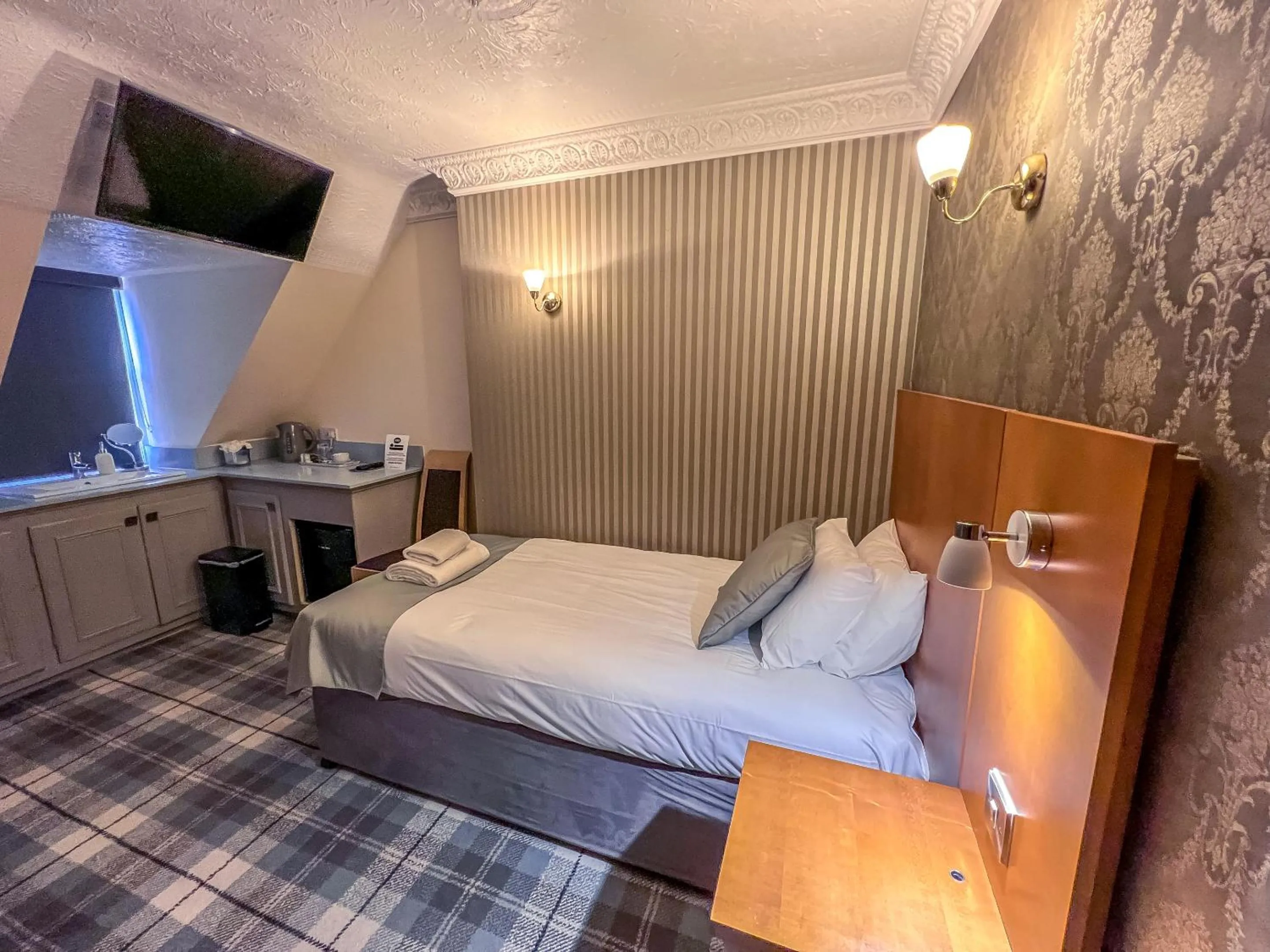 Bedroom, Bed in Quayside Hotel & Bar