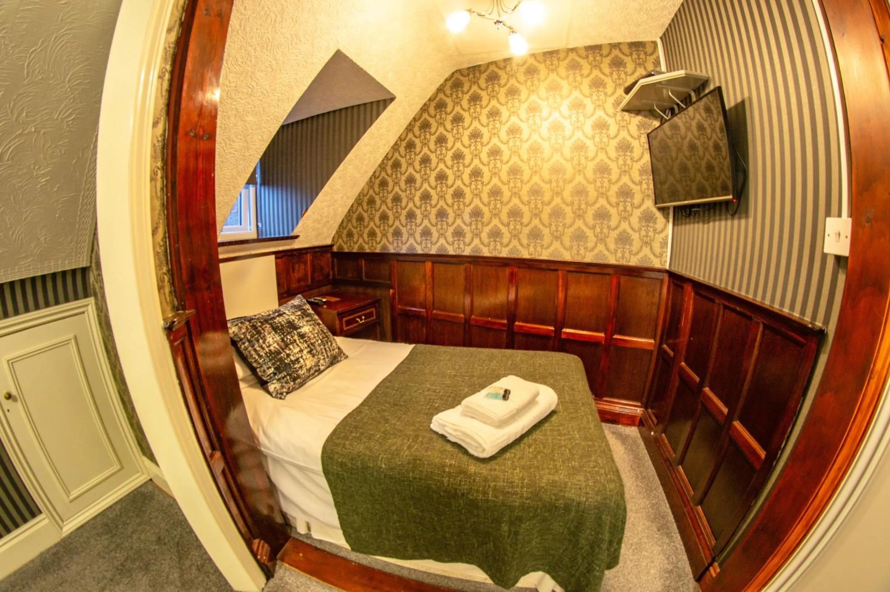 Bedroom, Bed in Quayside Hotel & Bar