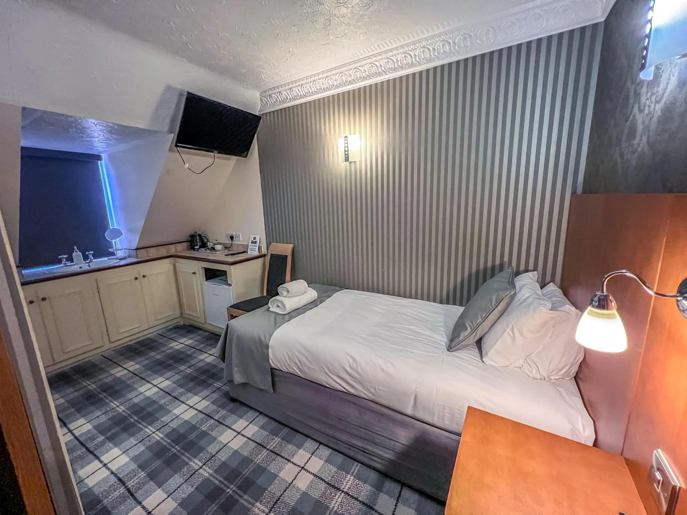 Bedroom, Bed in Quayside Hotel & Bar