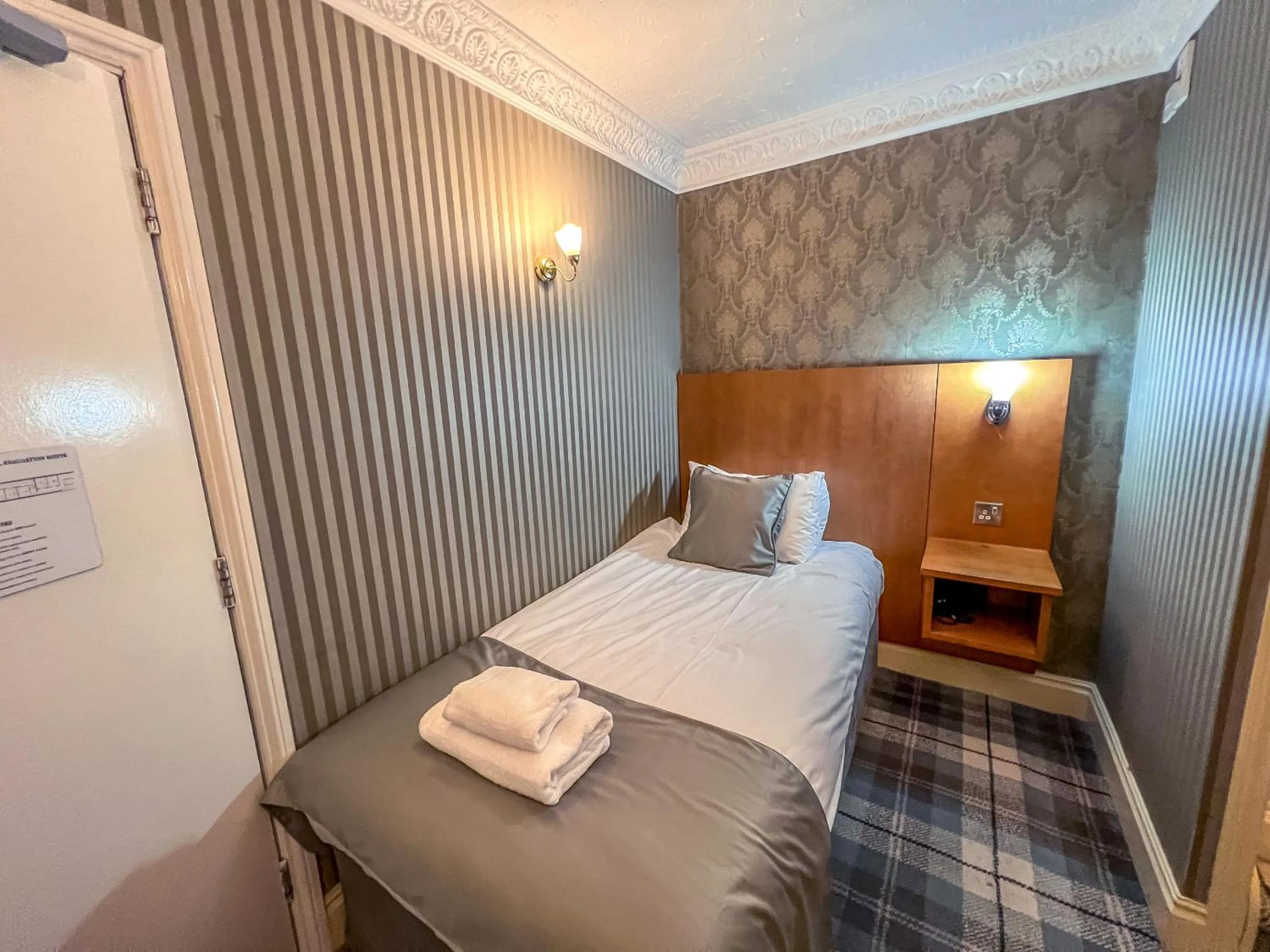 Bedroom, Bed in Quayside Hotel & Bar