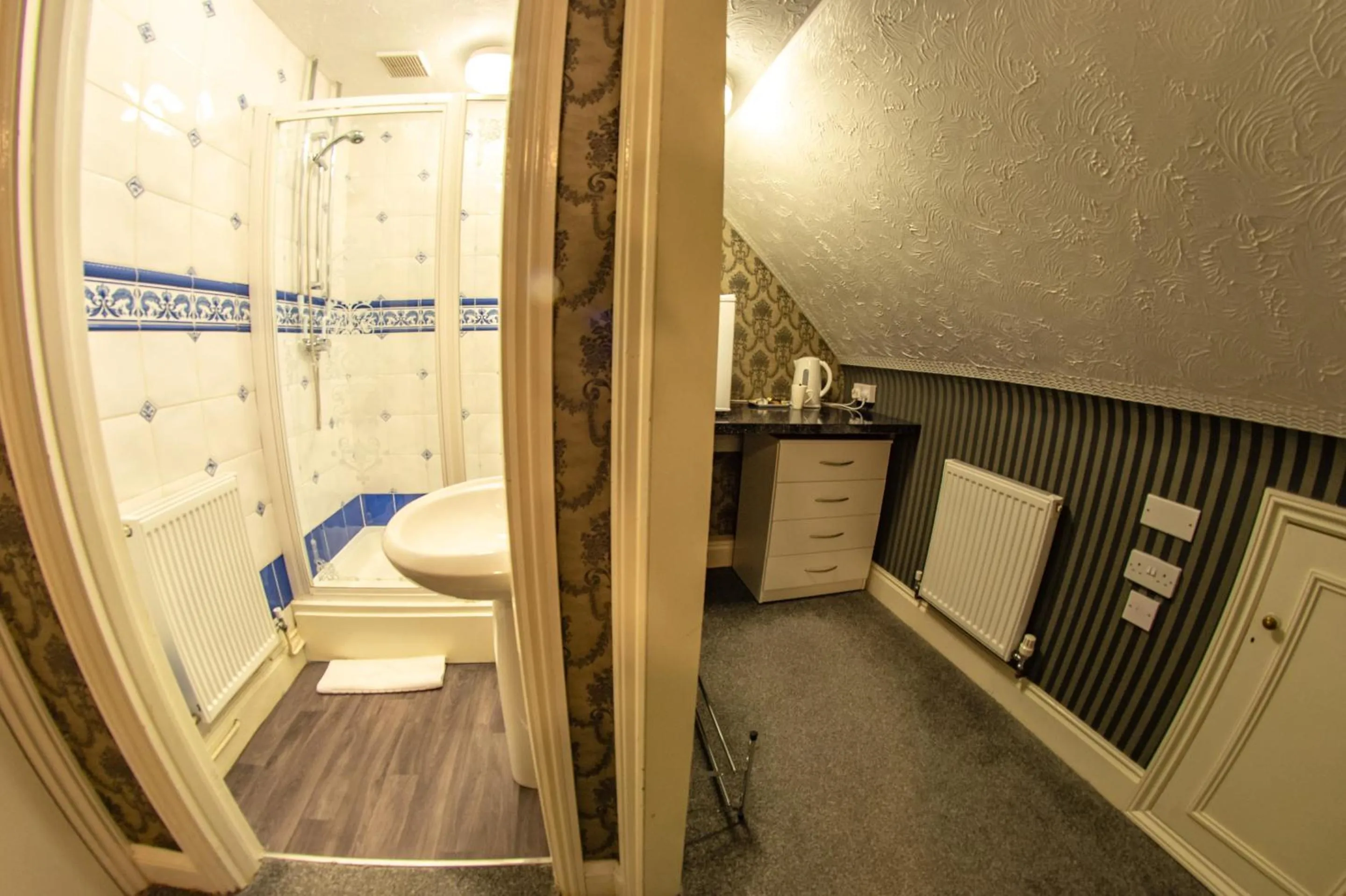 Bedroom, Bed in Quayside Hotel & Bar