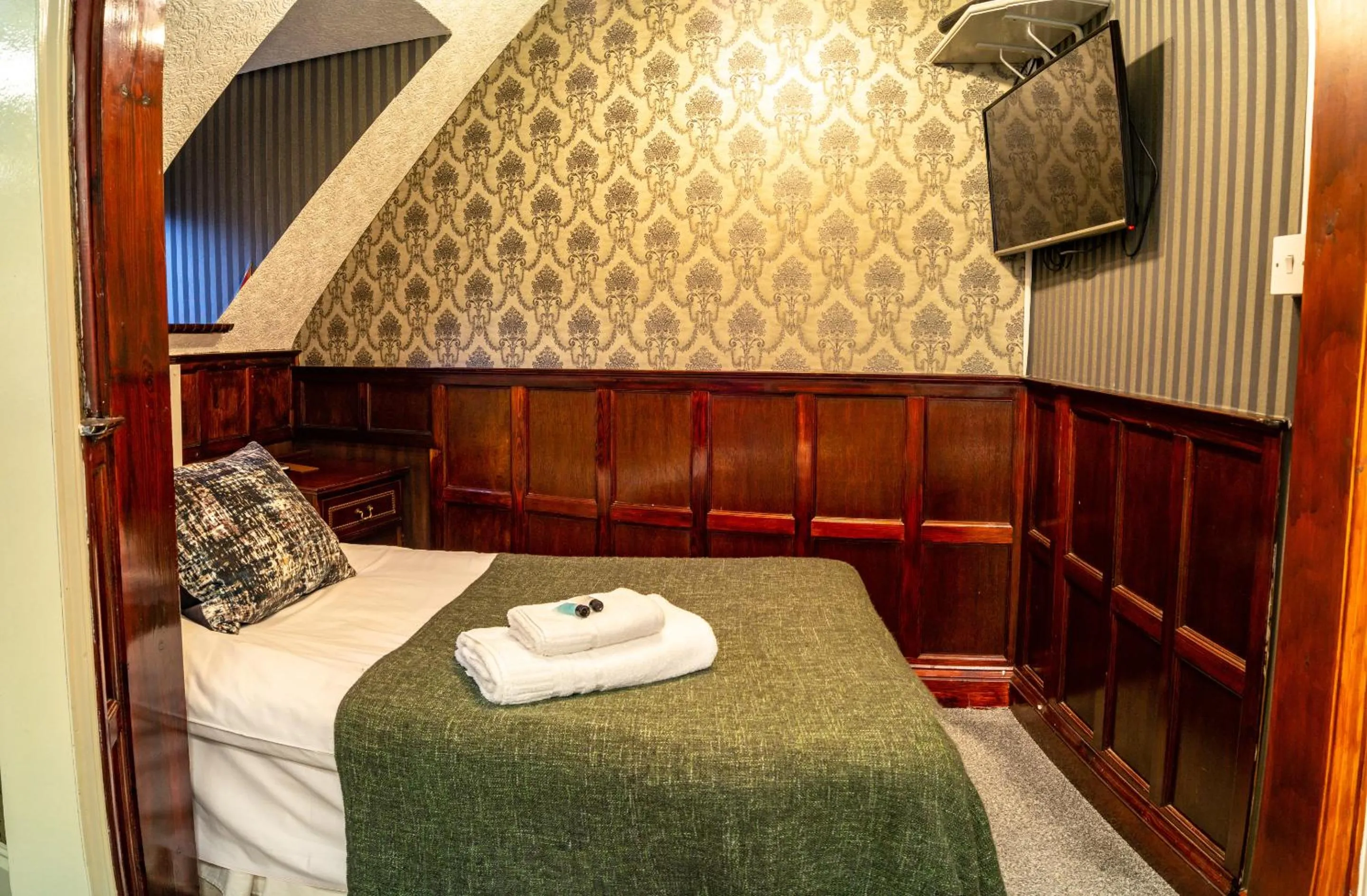Bedroom, Bed in Quayside Hotel & Bar