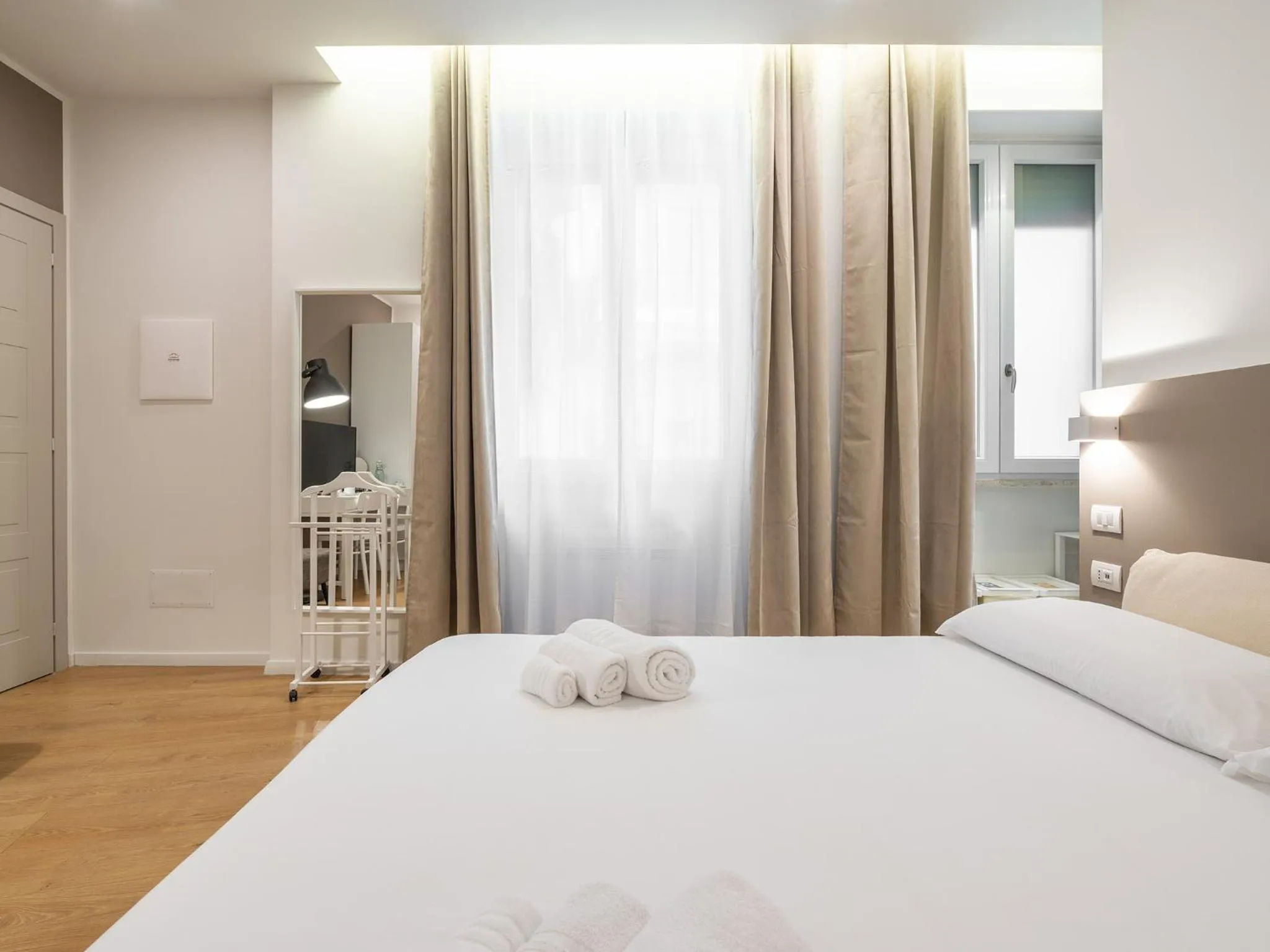 Bedroom, Bed in Dome