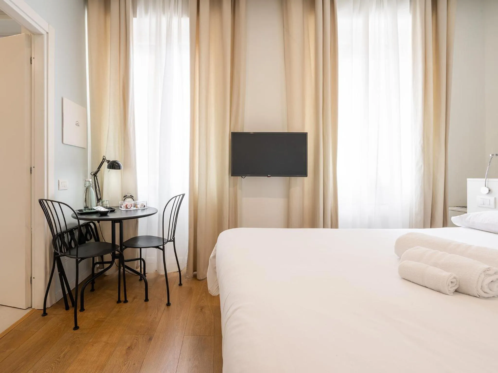 Photo of the whole room, Bed in Dome