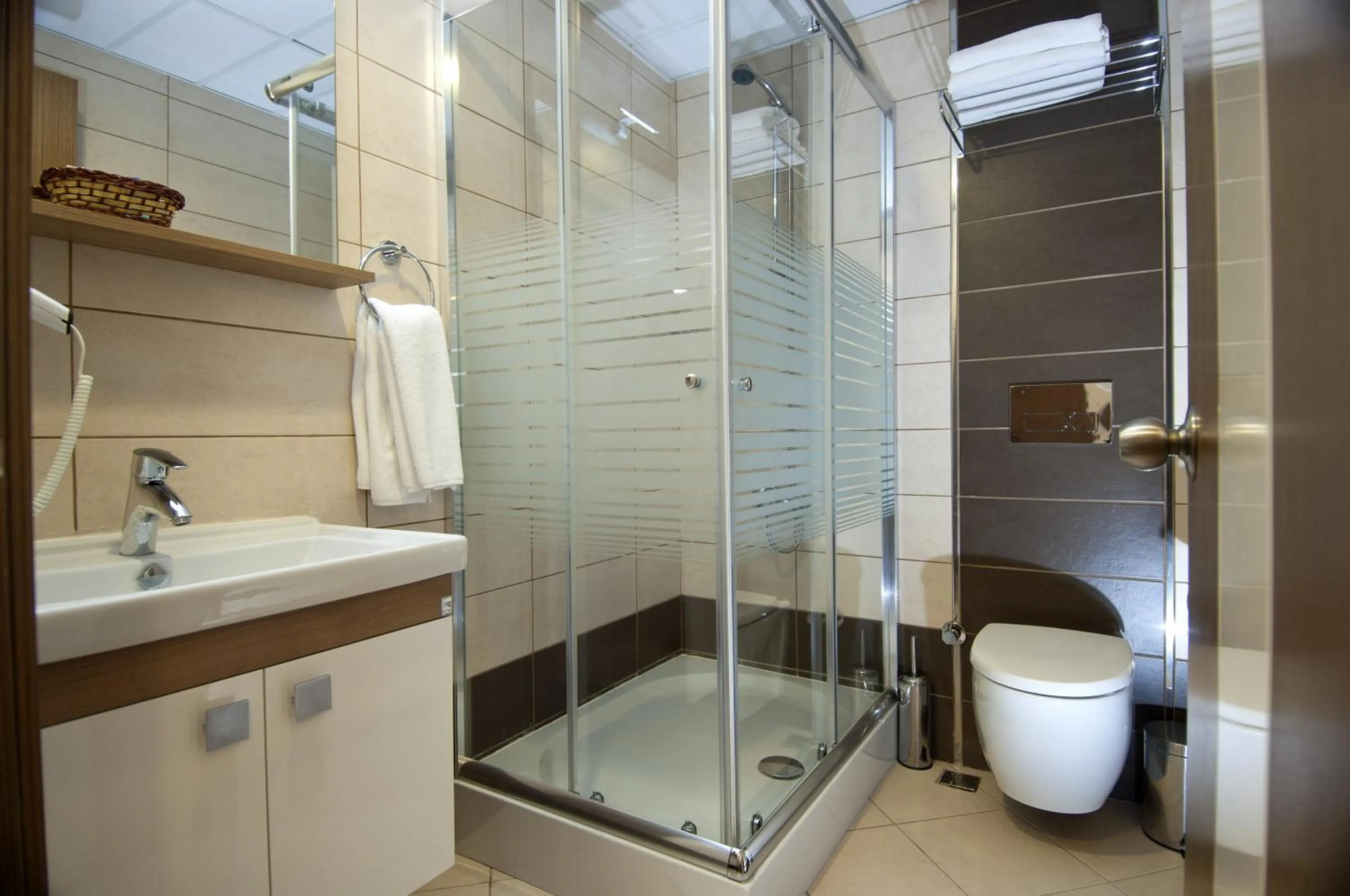 Shower in Supreme Hotel