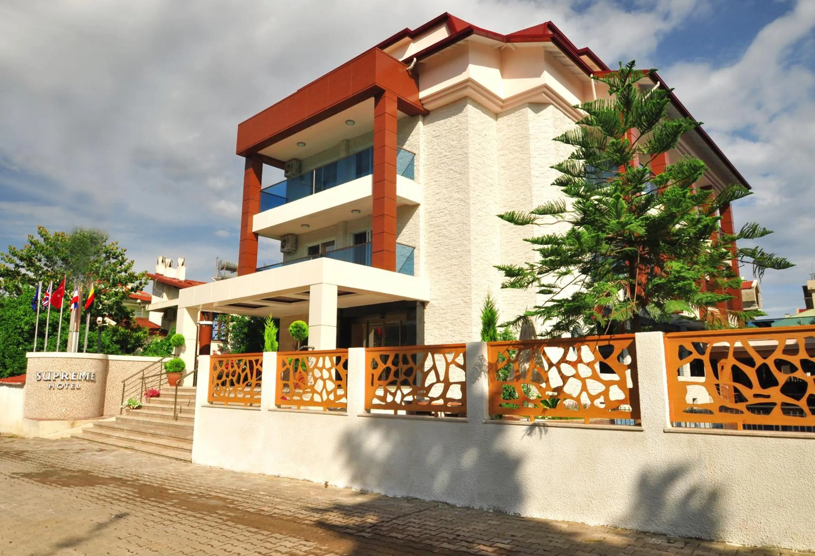 Facade/entrance in Supreme Hotel