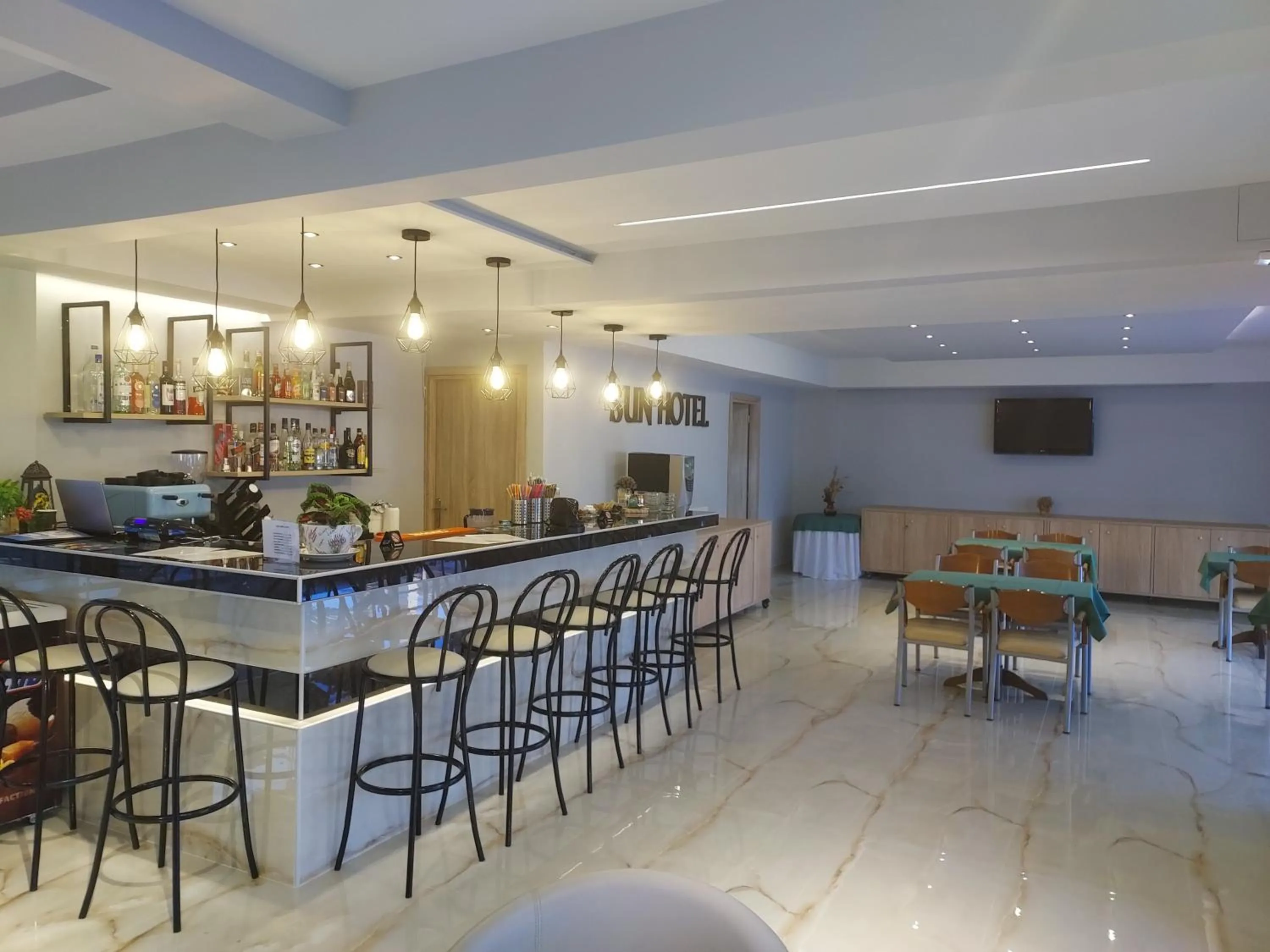 Restaurant/places to eat in Sun Hotel