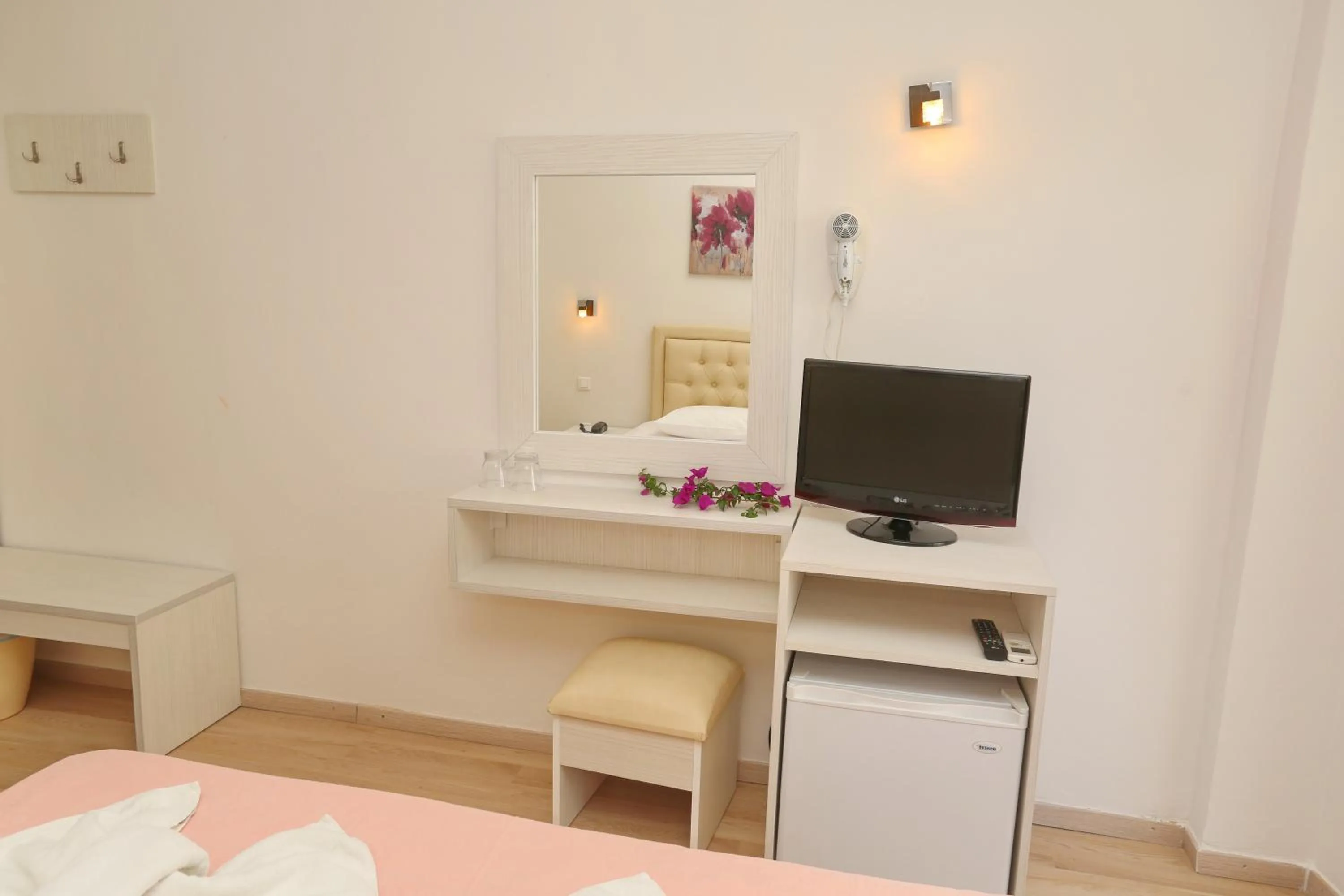 Bedroom, Bed in Sun Hotel