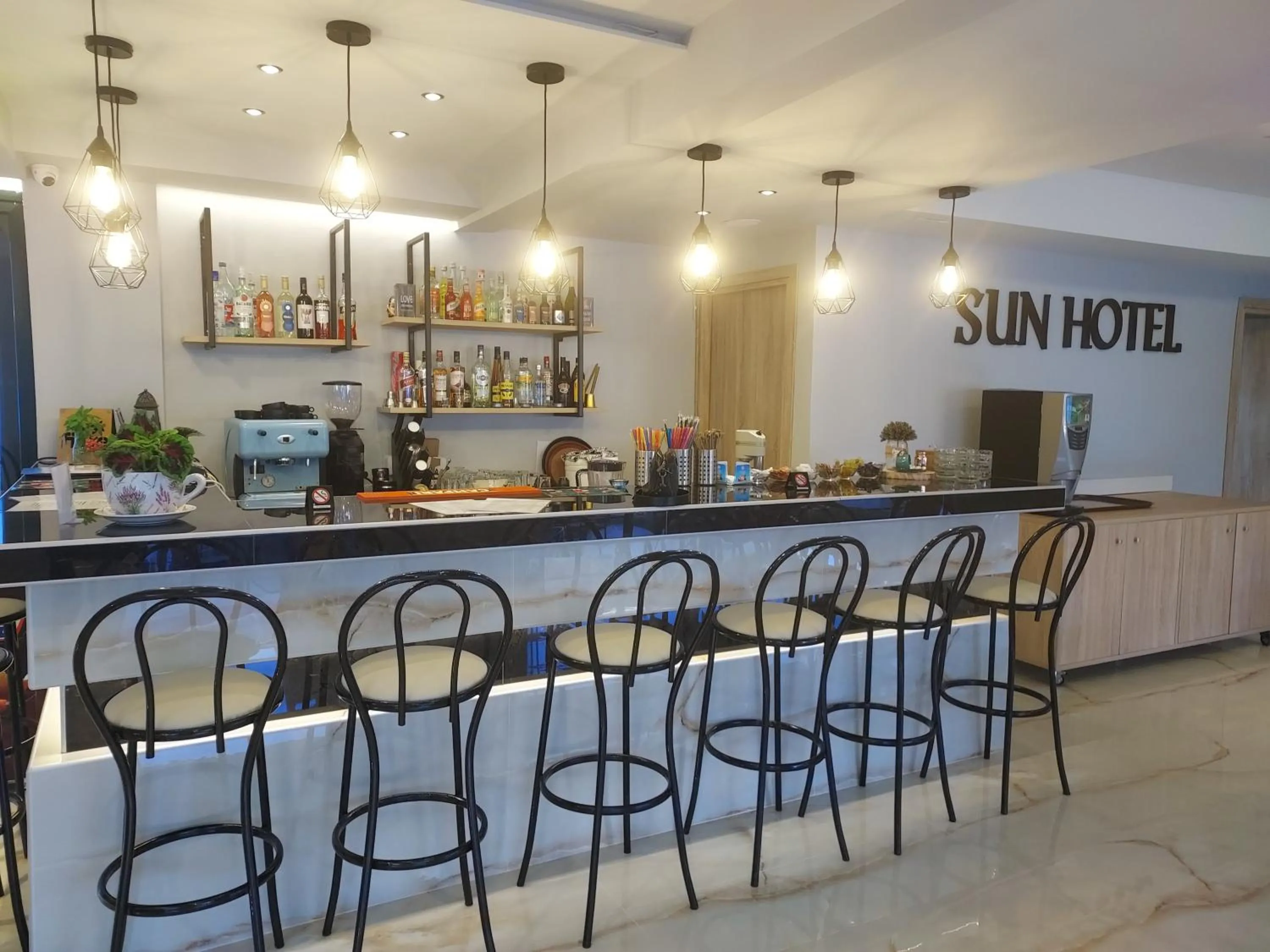 Restaurant/places to eat in Sun Hotel