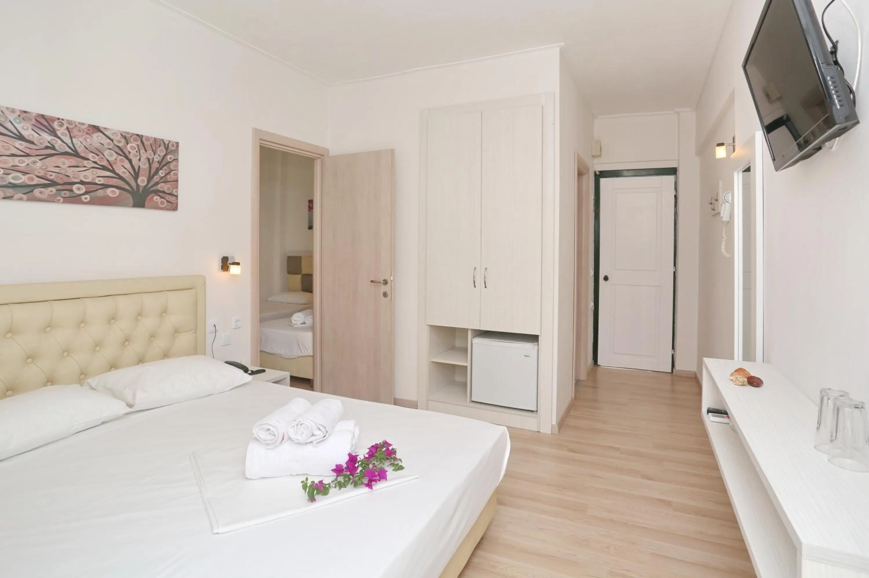 Bedroom, Bed in Sun Hotel