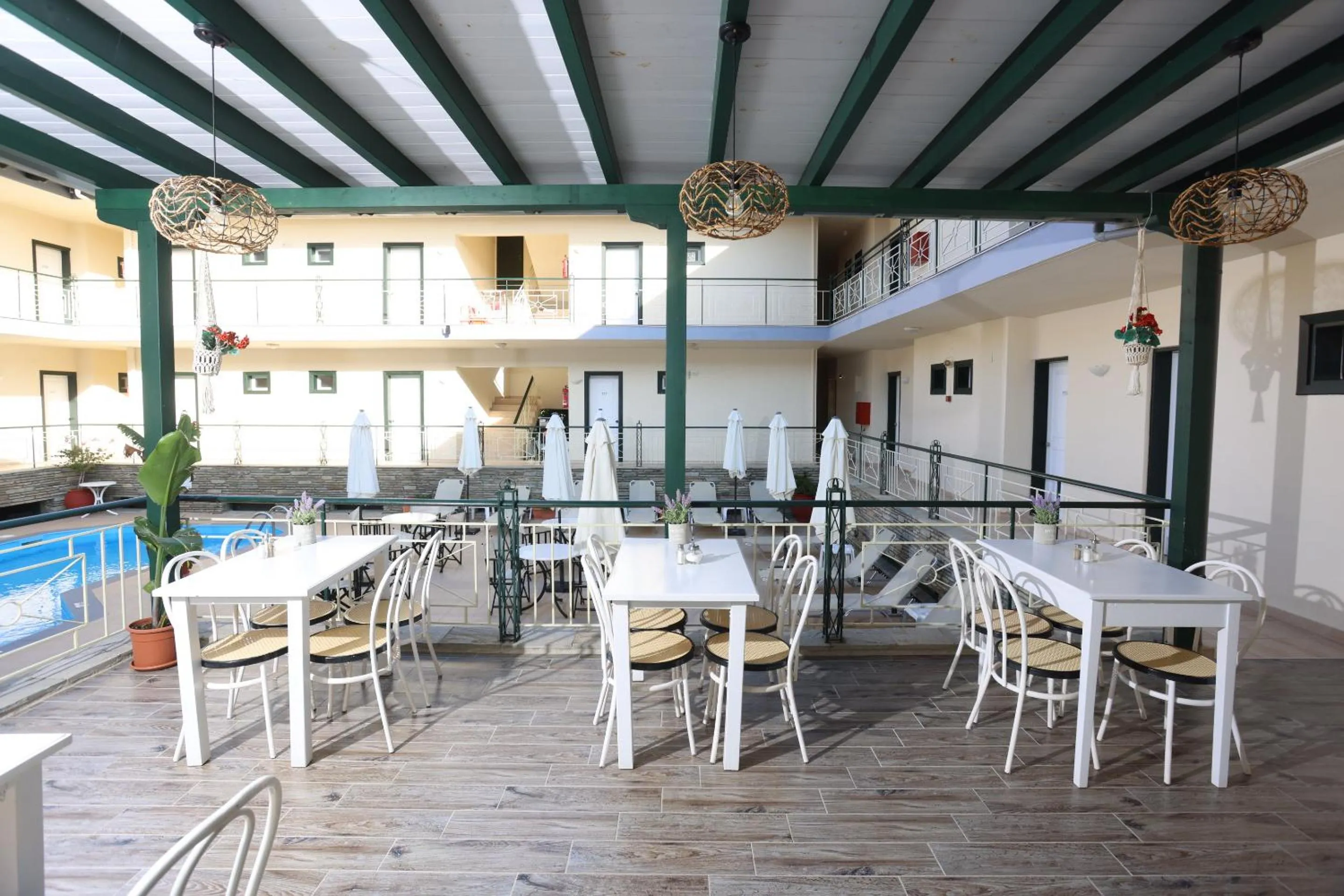 Restaurant/places to eat in Sun Hotel