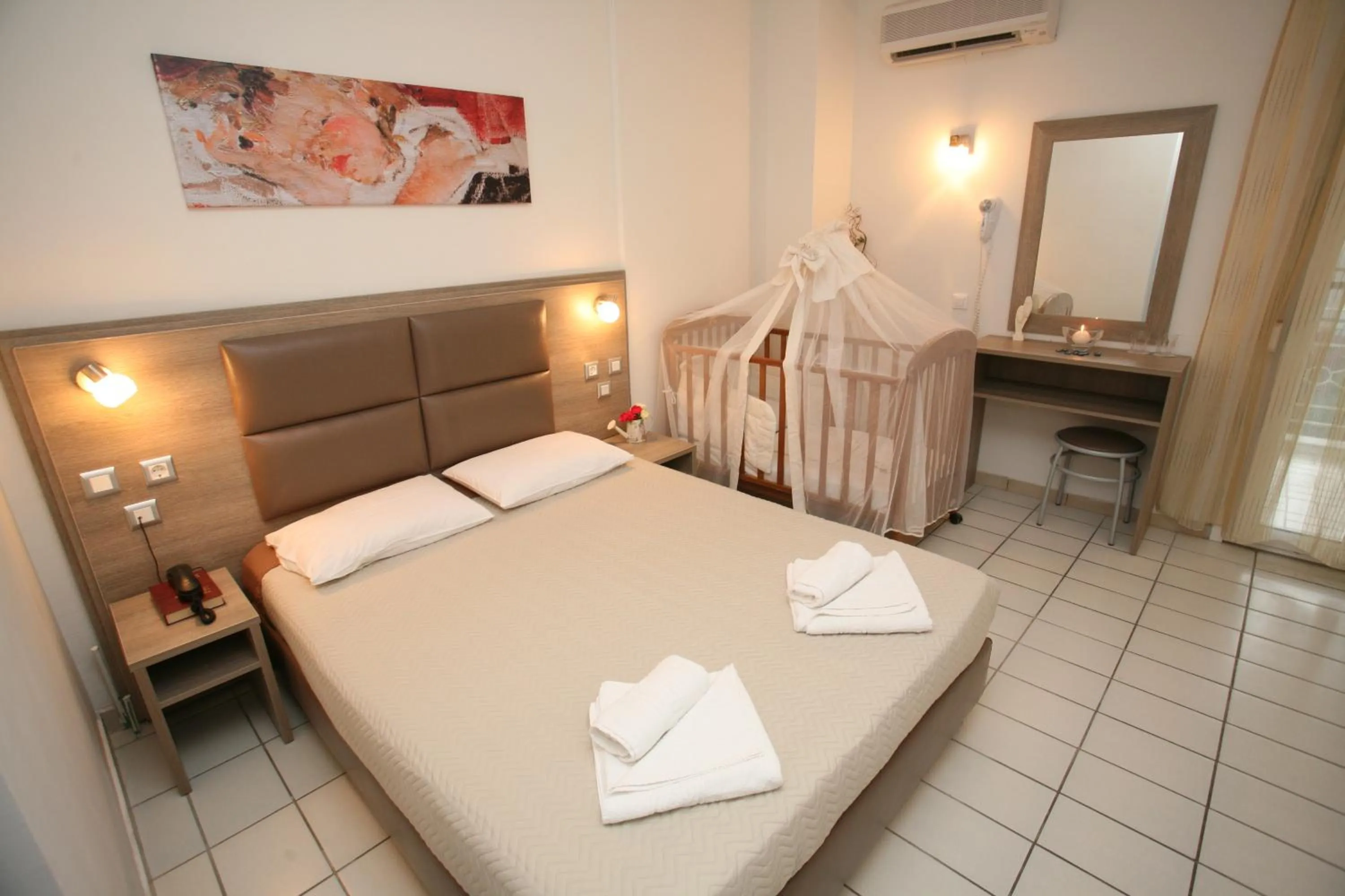 Photo of the whole room, Bed in Sun Hotel