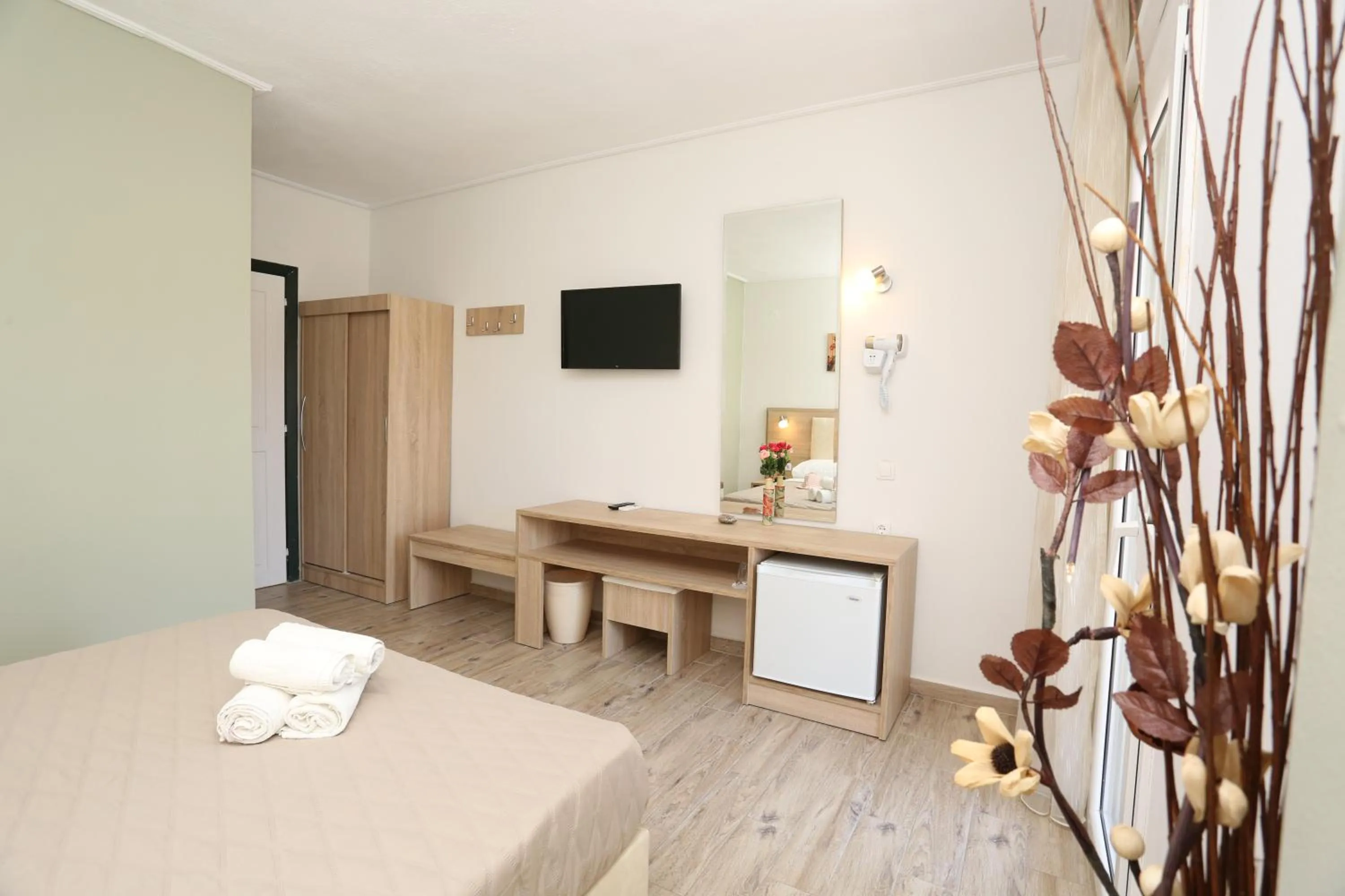 Bedroom, Bed in Sun Hotel