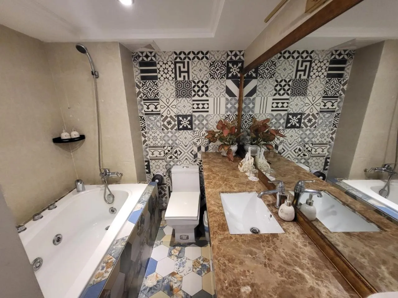 Saigon By Night Luxury Hotel