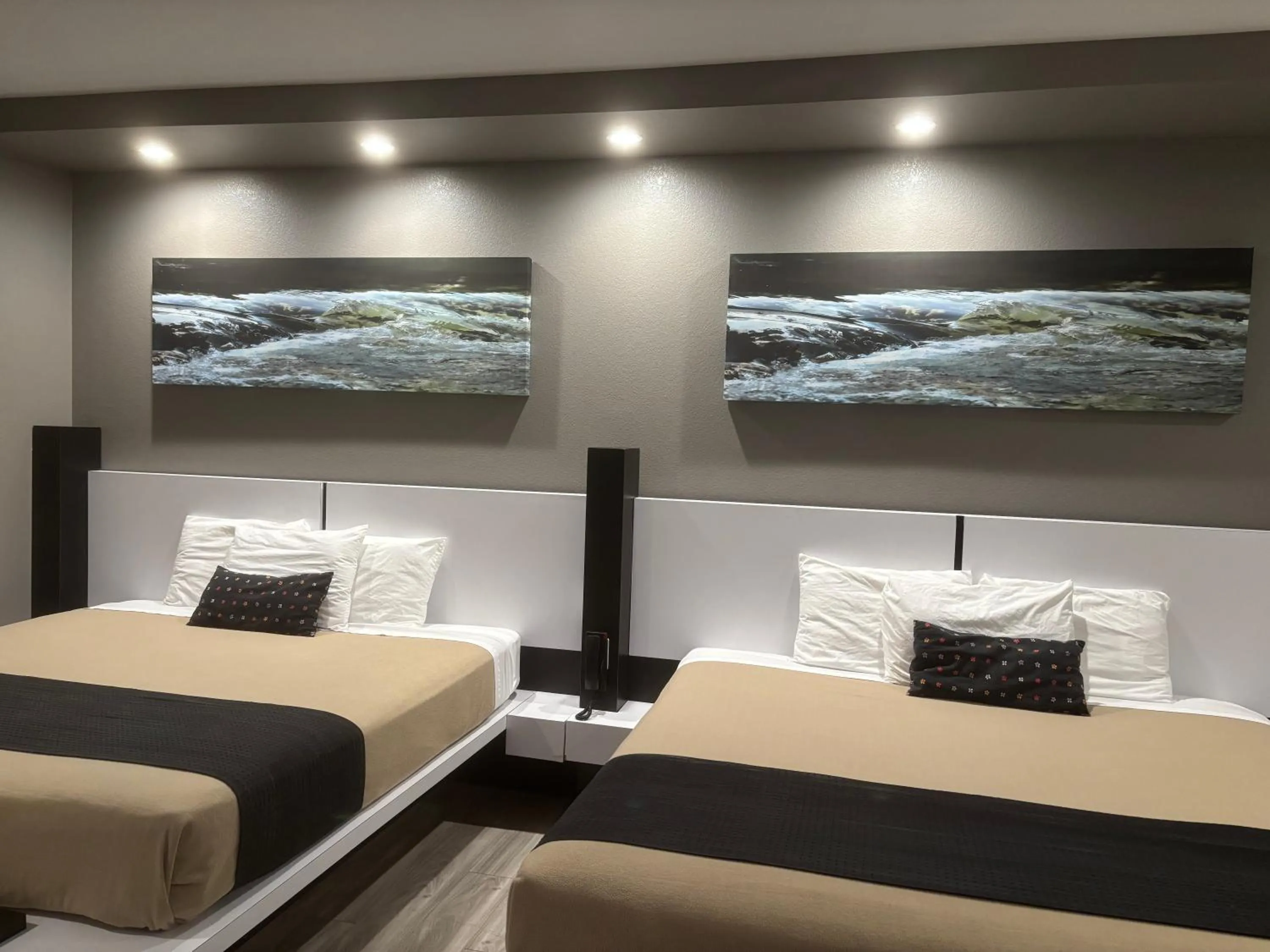 Bed in Crystal Inn - Sugarland