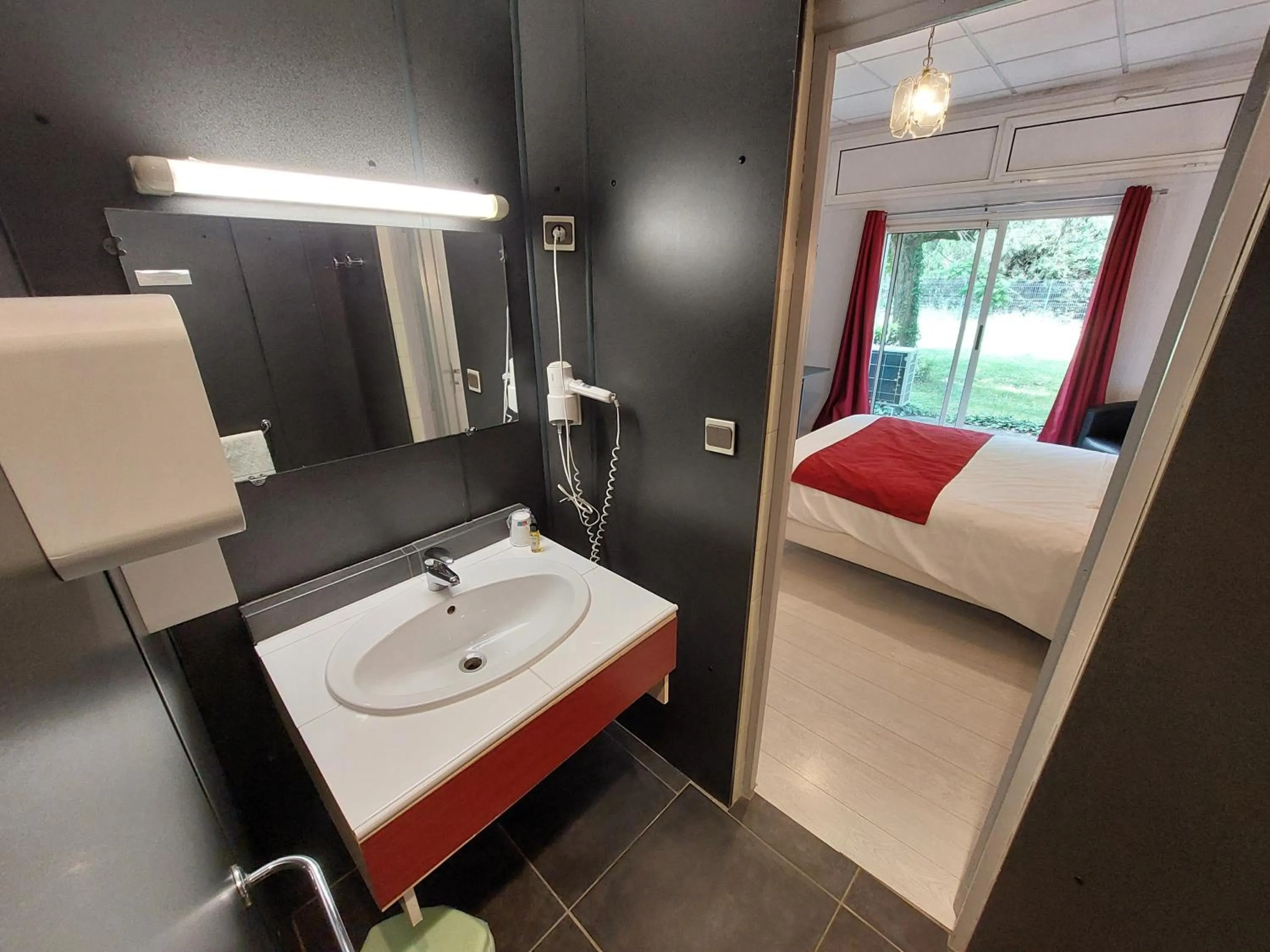 Bathroom, Bed in Logis Hotels - Hôtel et Restaurant Le Relais des Garrigues