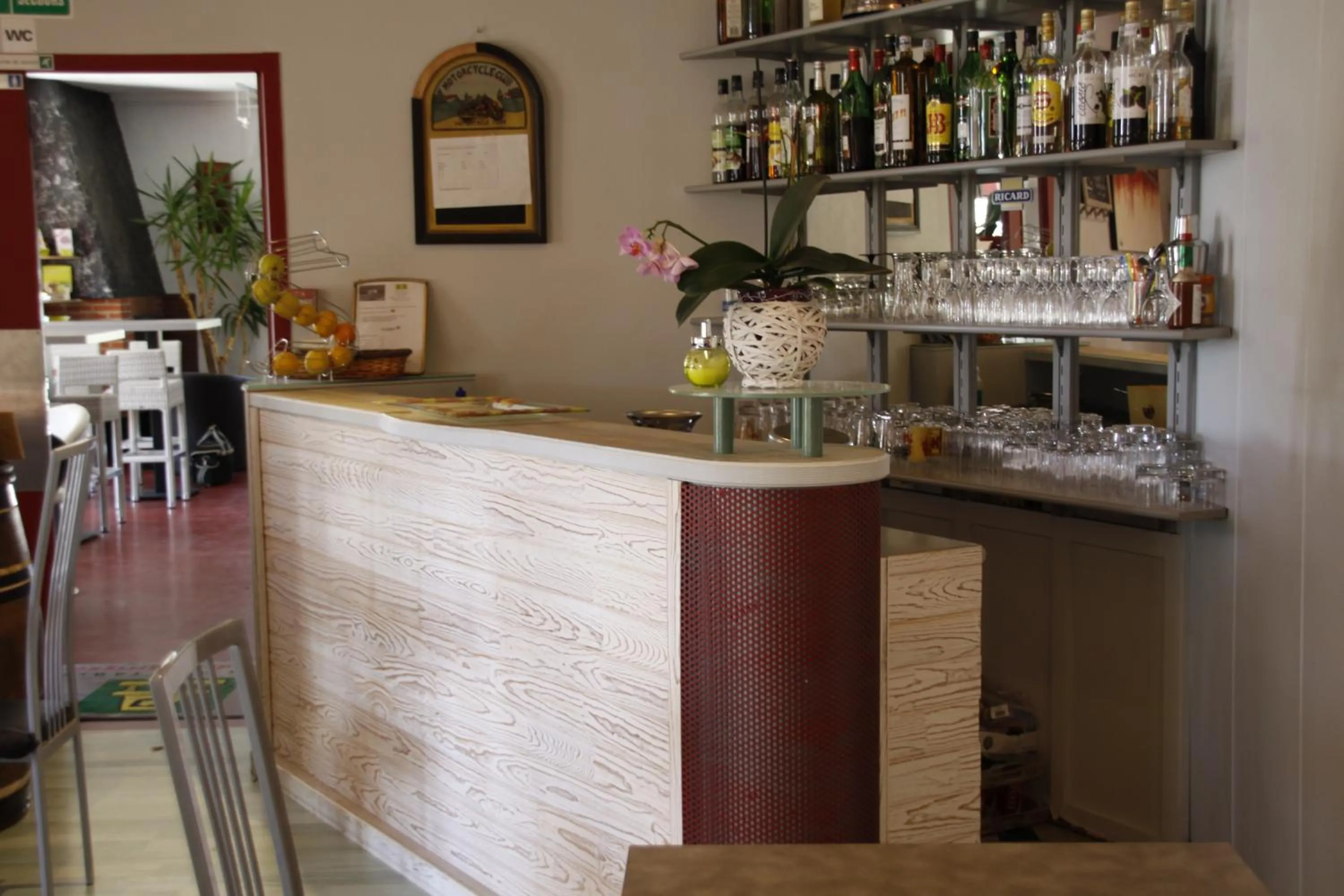 Lounge or bar in Logis Hotels - Hôtel et Restaurant Le Relais des Garrigues