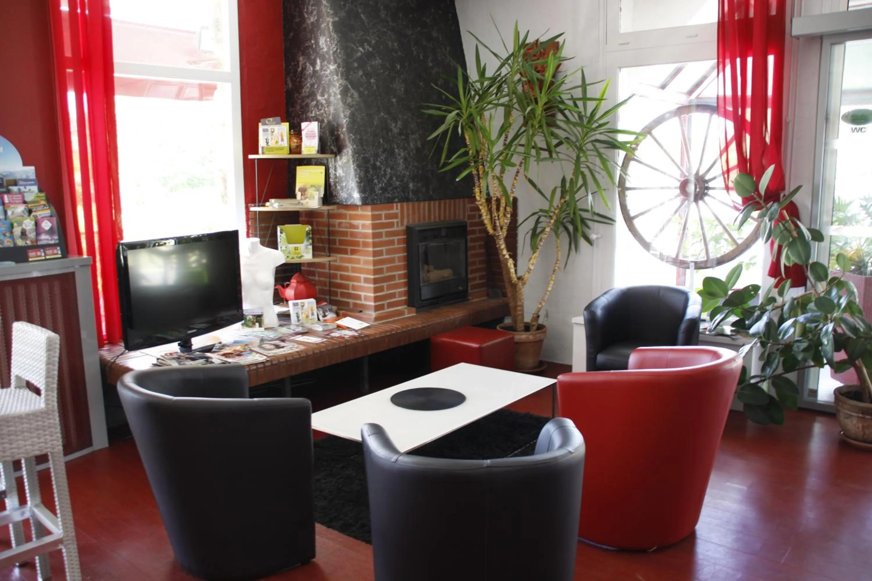 Living room in Logis Hotels - Hôtel et Restaurant Le Relais des Garrigues