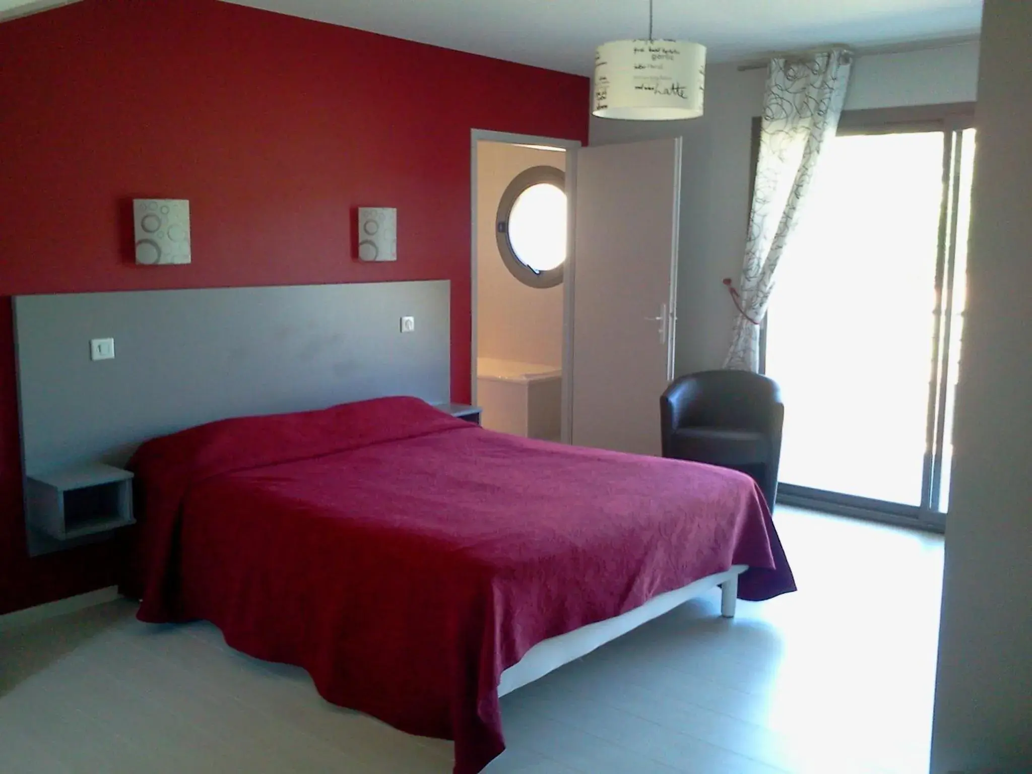 Double Room in Logis Hotels - Hôtel et Restaurant Le Relais des Garrigues Double Room in Logis Hotels - Hôtel et Restaurant Le Relais des Garrigues