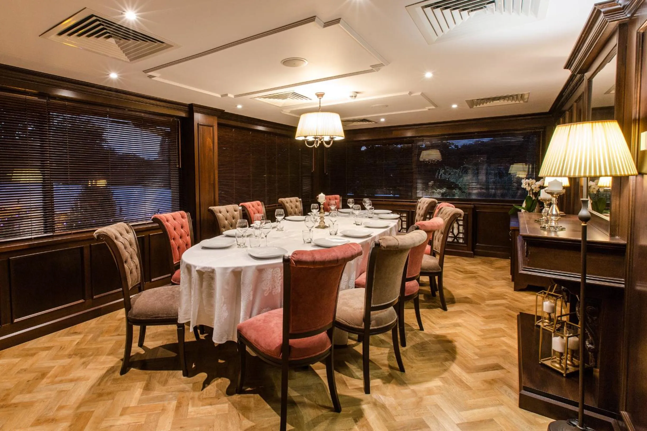 Restaurant/places to eat in Hotel Herastrau