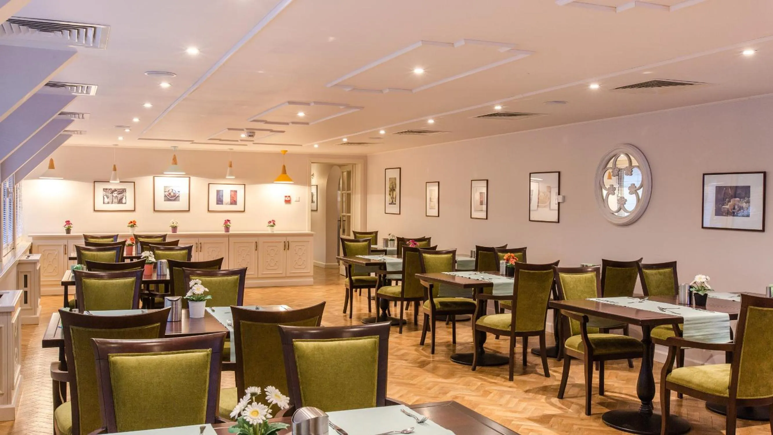 Buffet breakfast in Hotel Herastrau