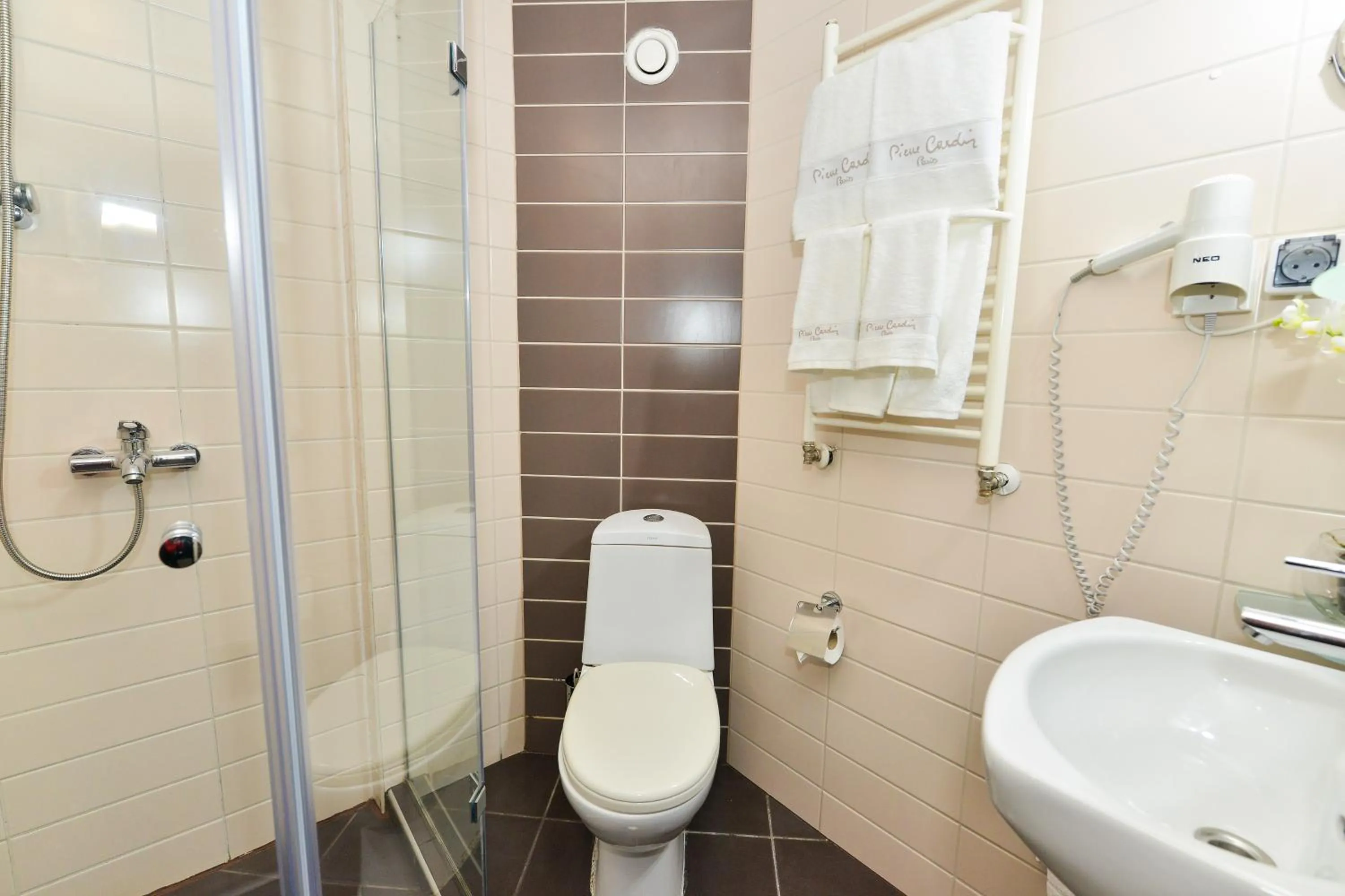 Toilet in Art Plaza Hotel