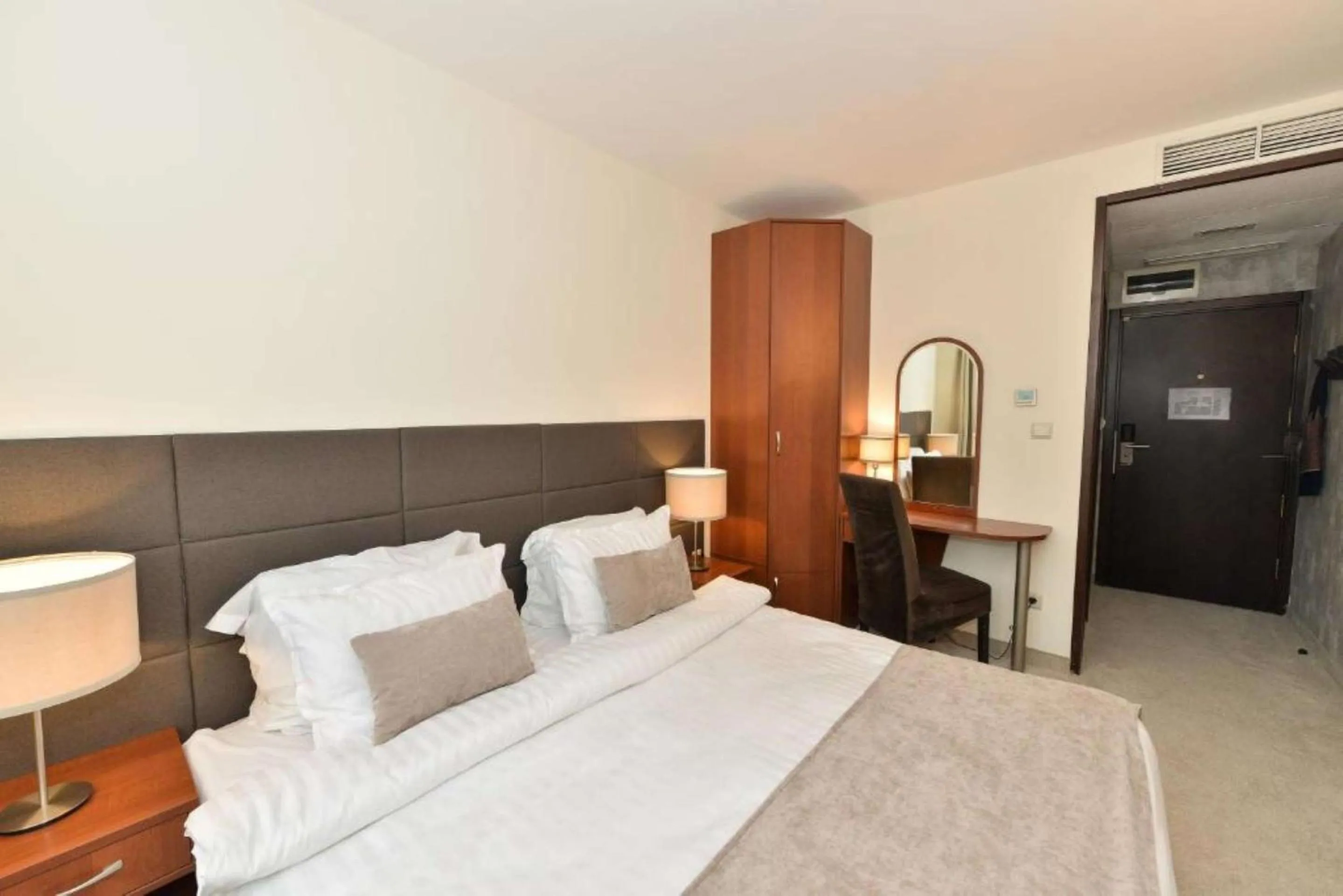 Bedroom, Bed in Art Plaza Hotel