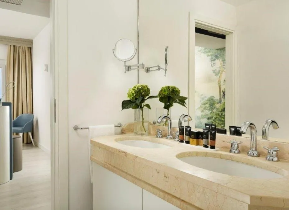 Shower in Golf Hotel Punta Ala