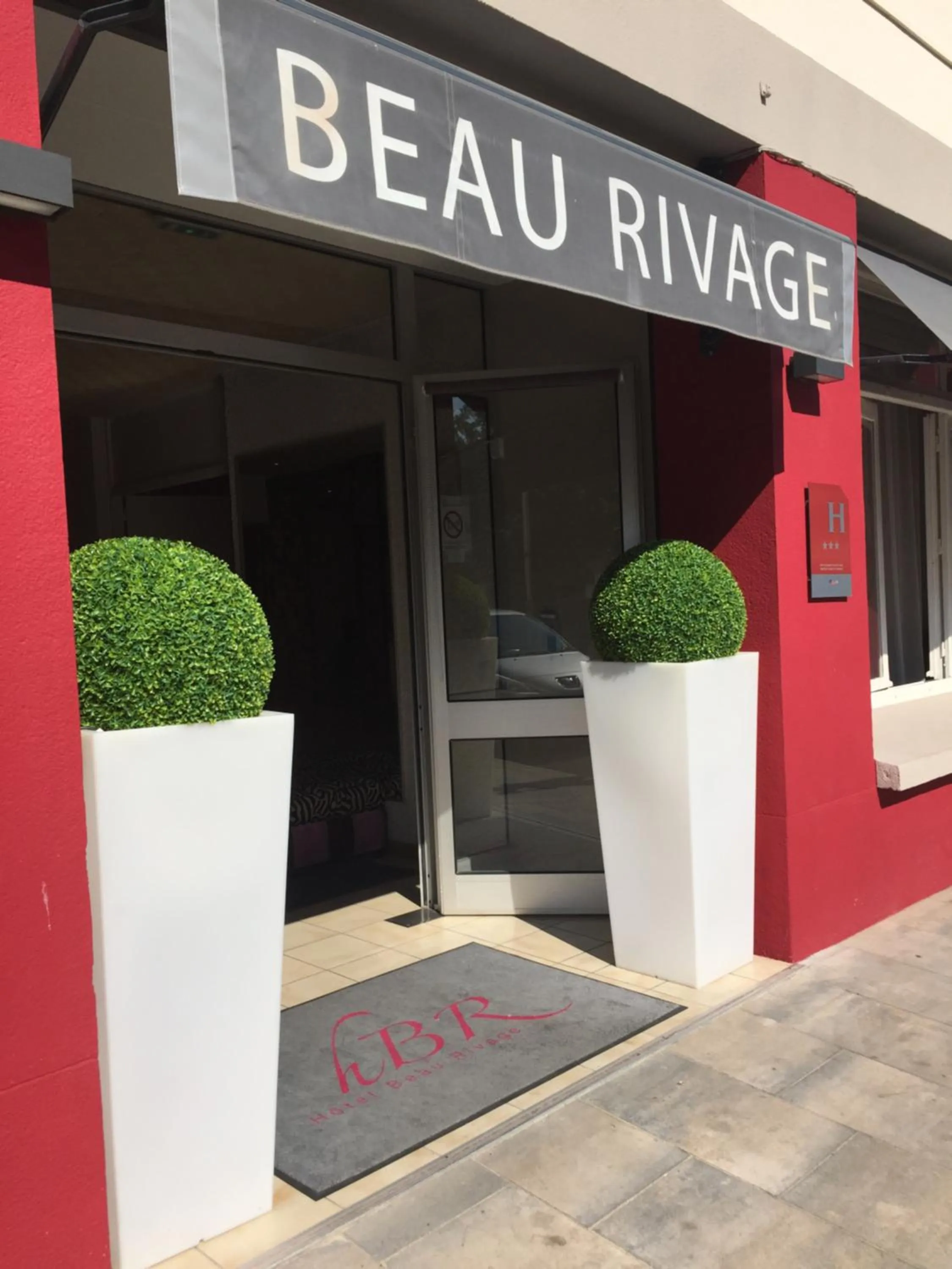 Facade/entrance in Hôtel Beau Rivage