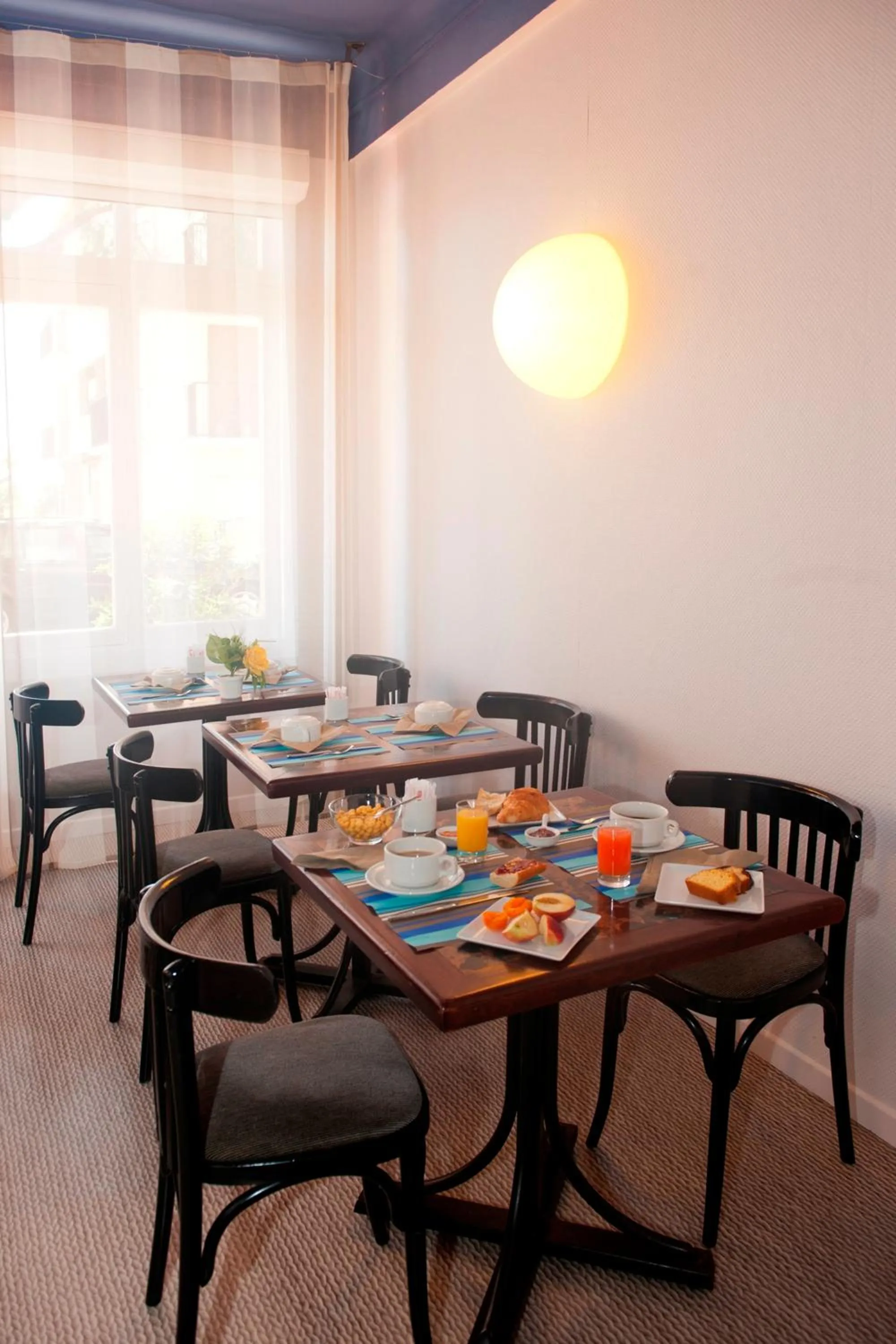 Restaurant/places to eat in Hôtel Beau Rivage