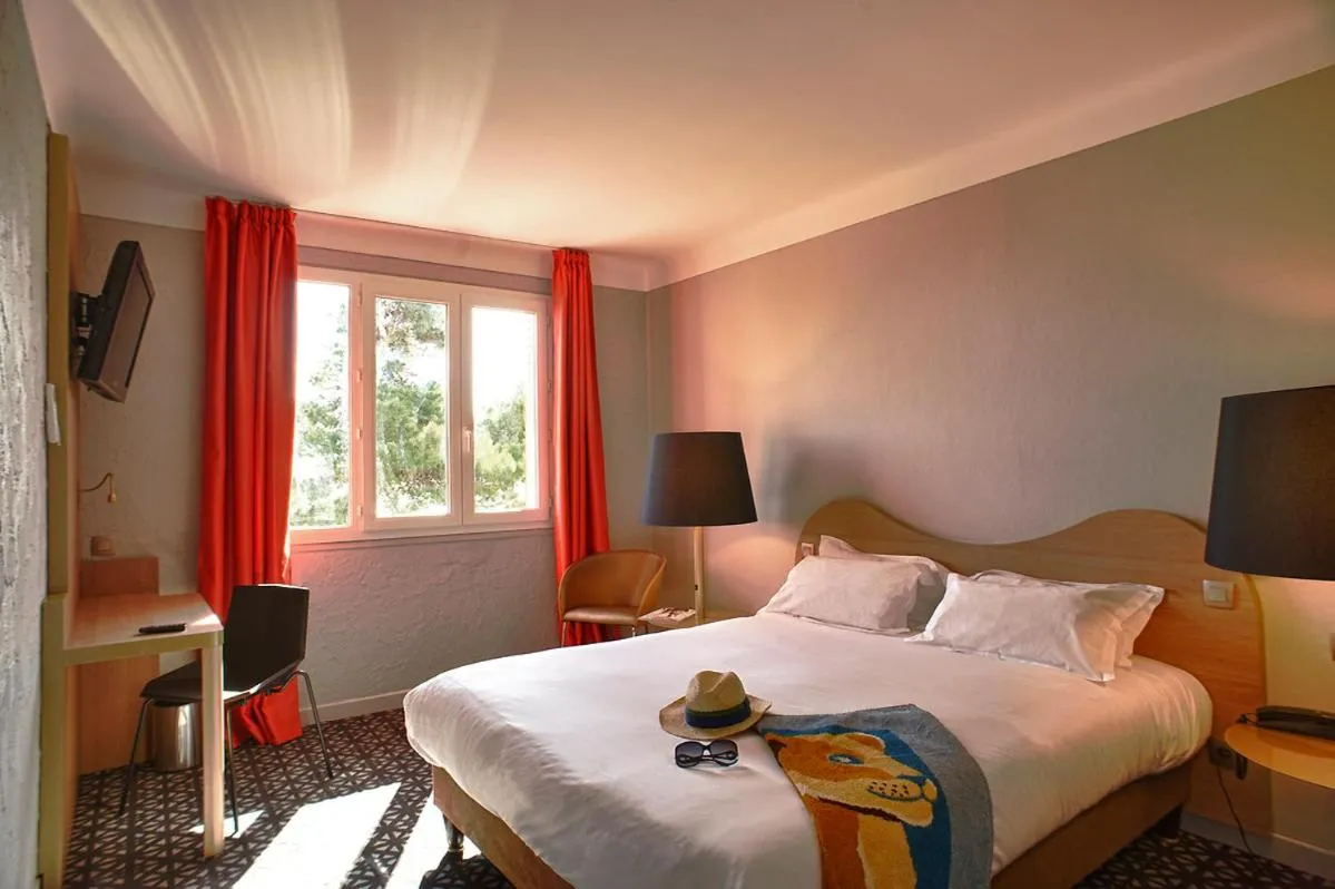 Bed in Hôtel Beau Rivage