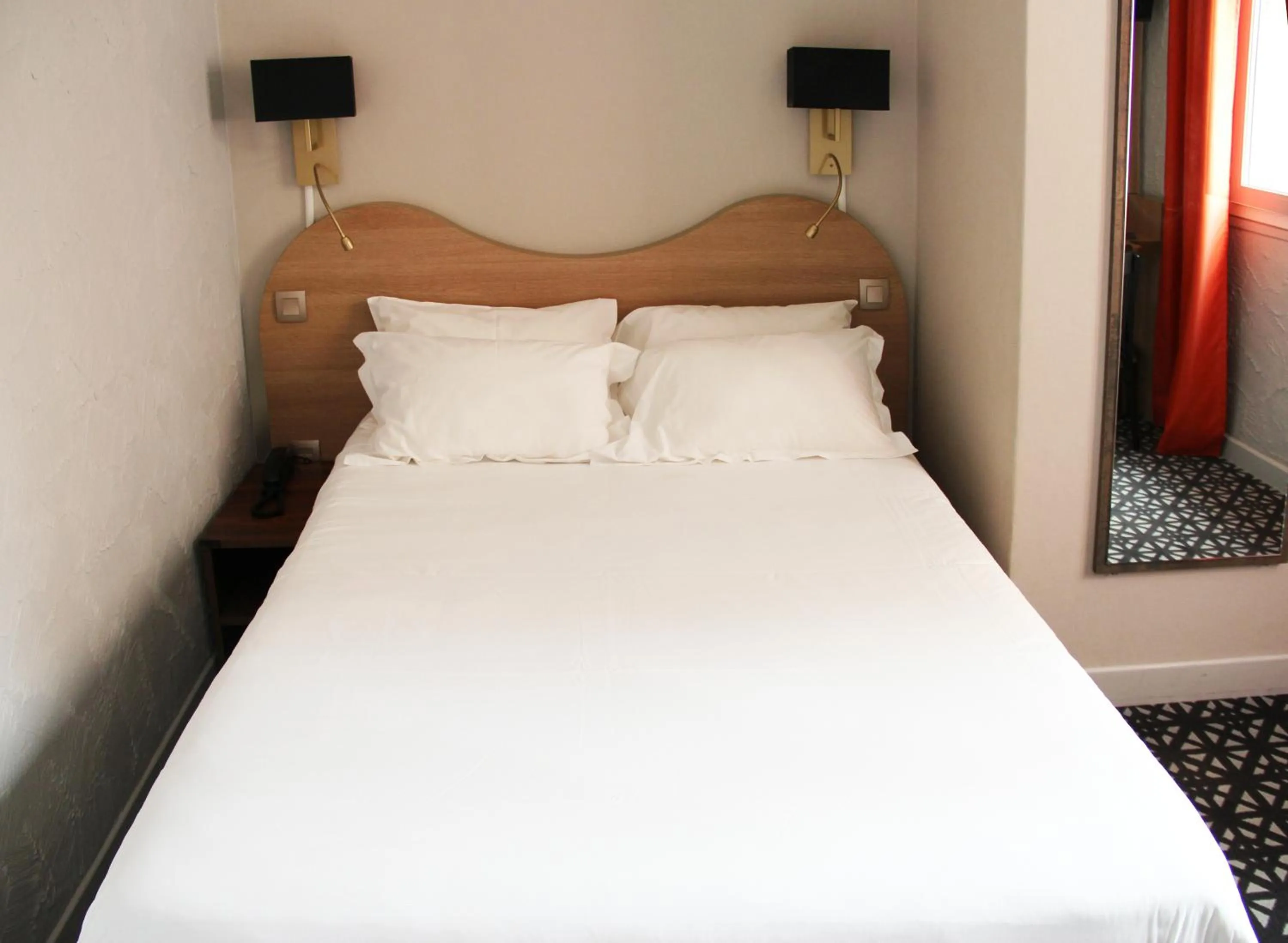 Bed in Hôtel Beau Rivage