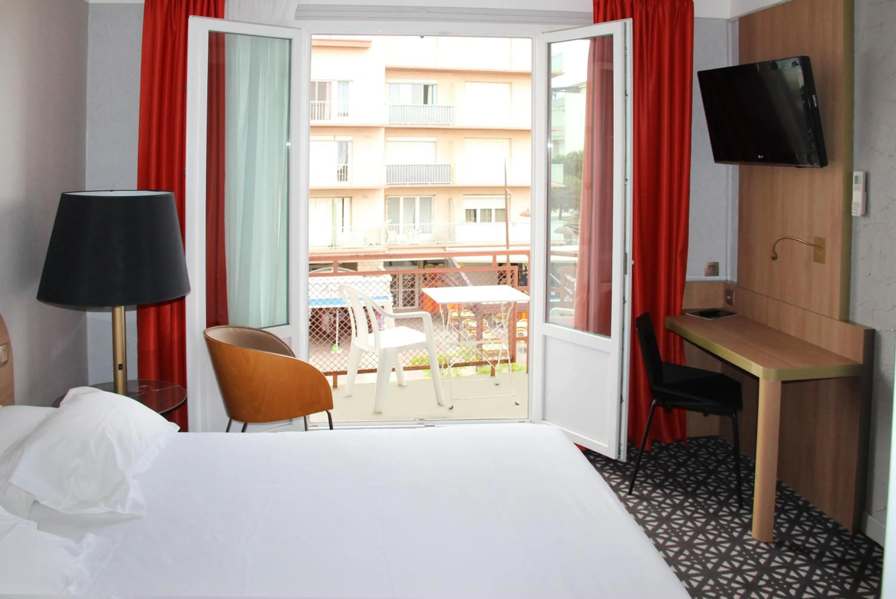 TV and multimedia, Bed in Hôtel Beau Rivage