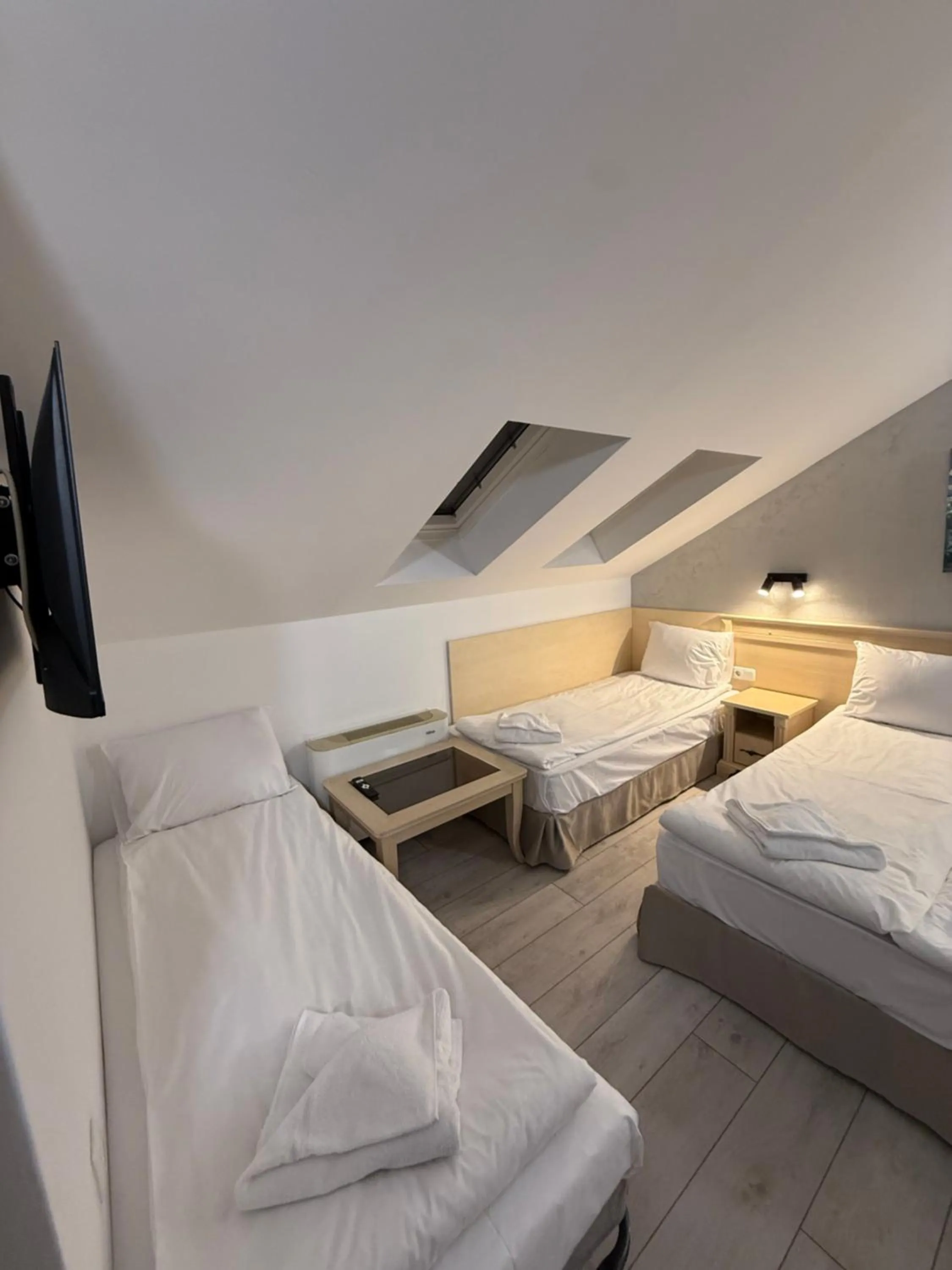 TV and multimedia, Bed in Hotel Aris