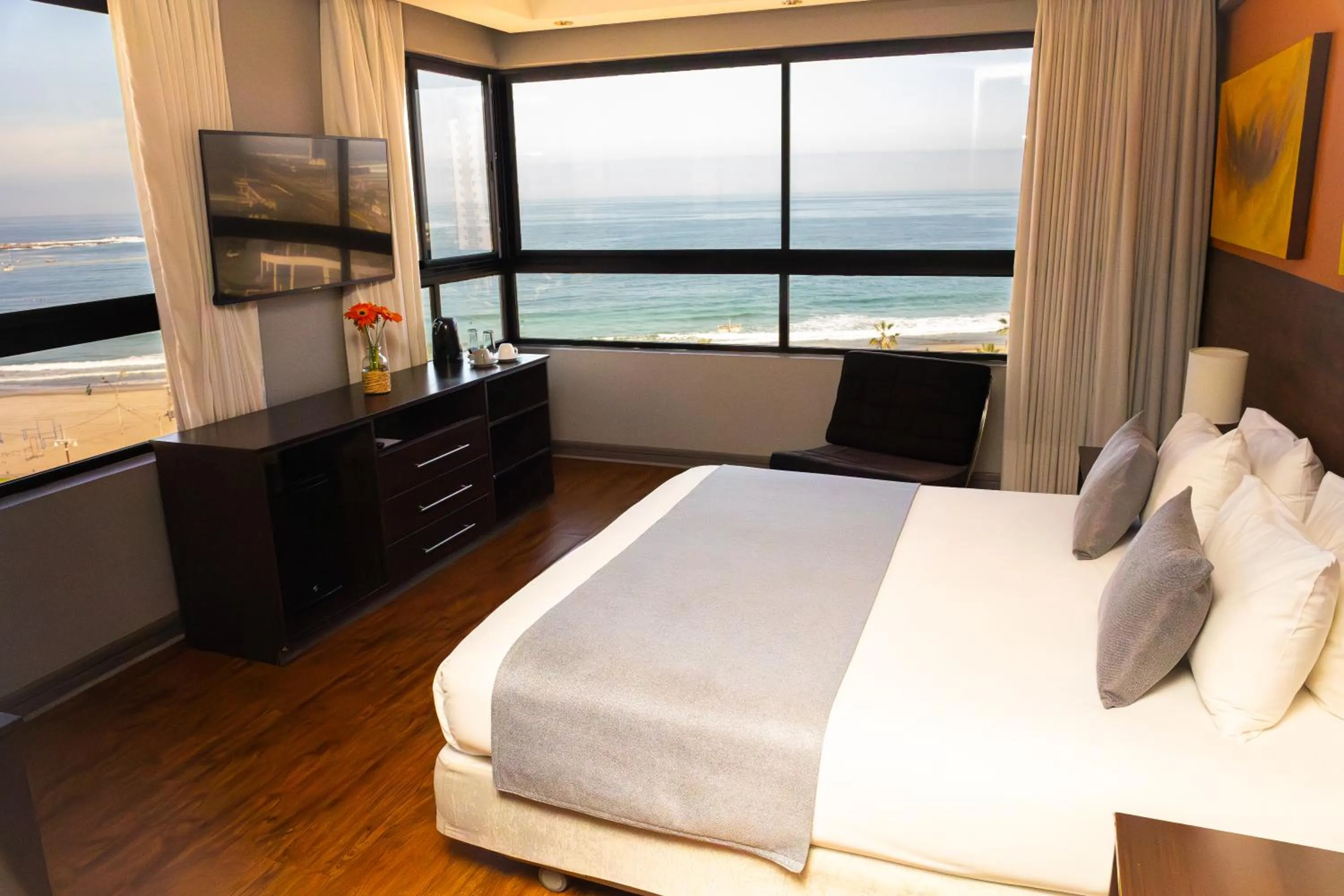 Photo of the whole room, Bed in Gran Cavancha Suite